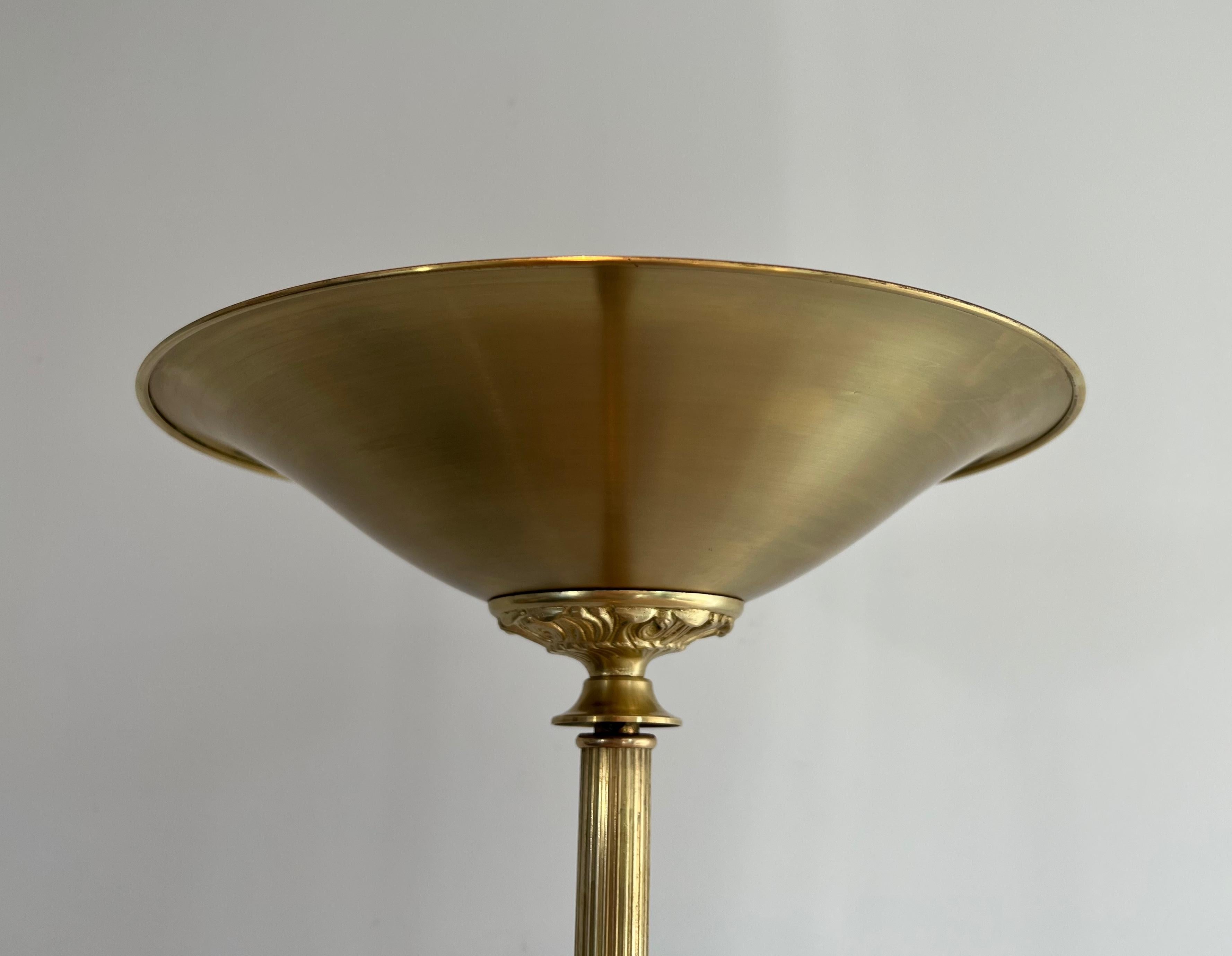 Lámpara de pie de latón de estilo neoclásico con reflector extraíble Francés en venta