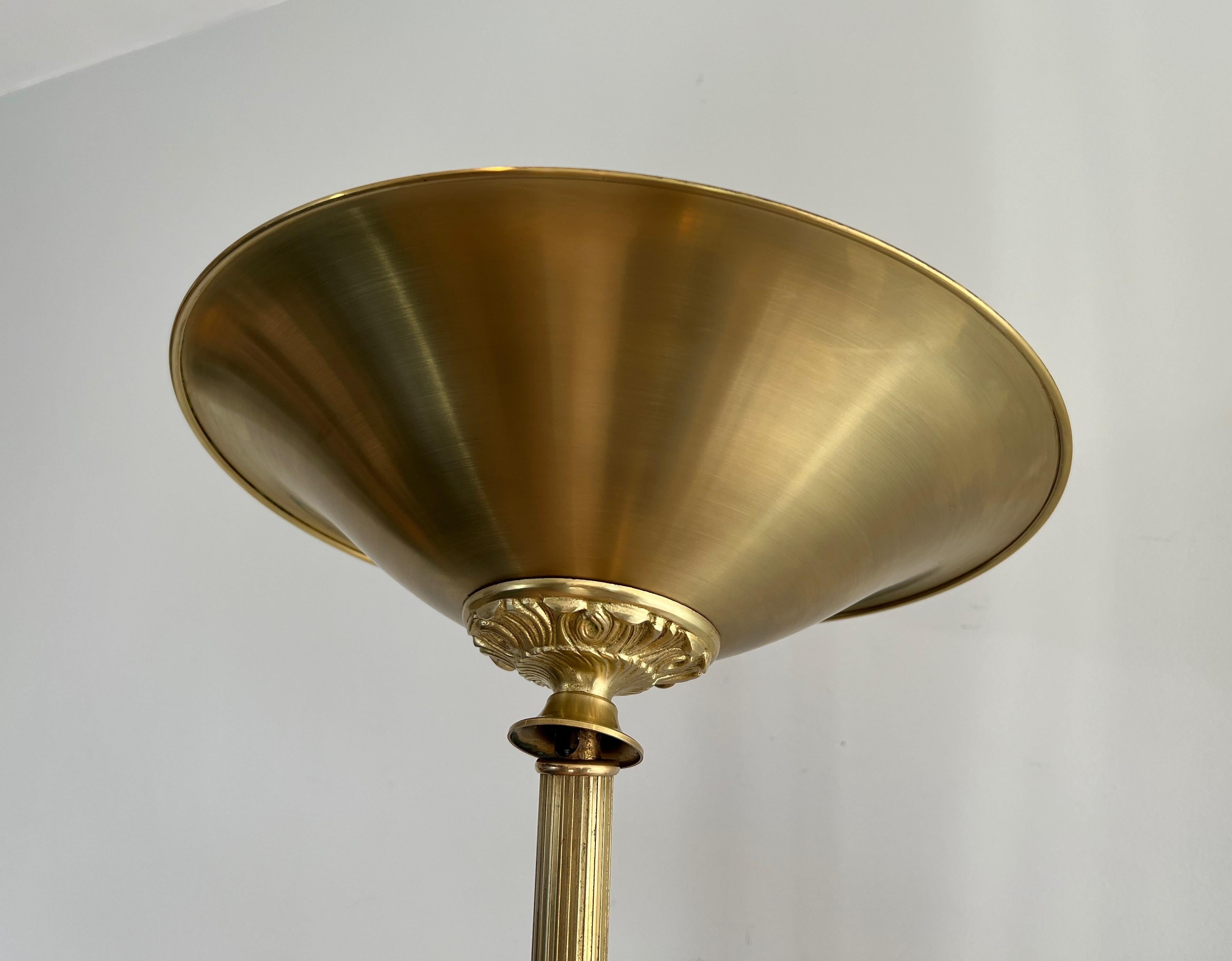 Lámpara de pie de latón de estilo neoclásico con reflector extraíble en Bueno estado para la venta en Marcq-en-Barœul, Hauts-de-France