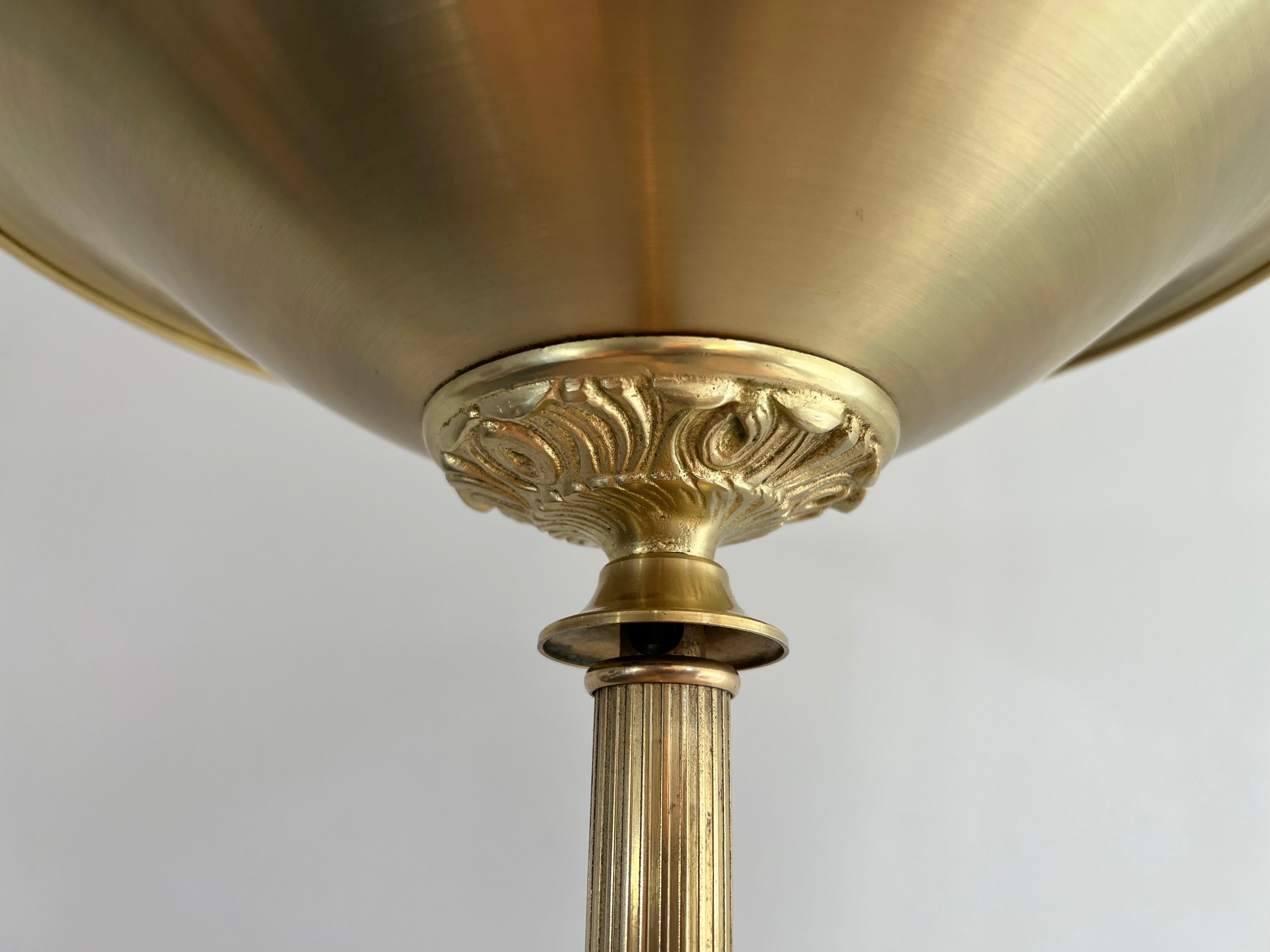 Lámpara de pie de latón de estilo neoclásico con reflector extraíble finales del siglo XX en venta