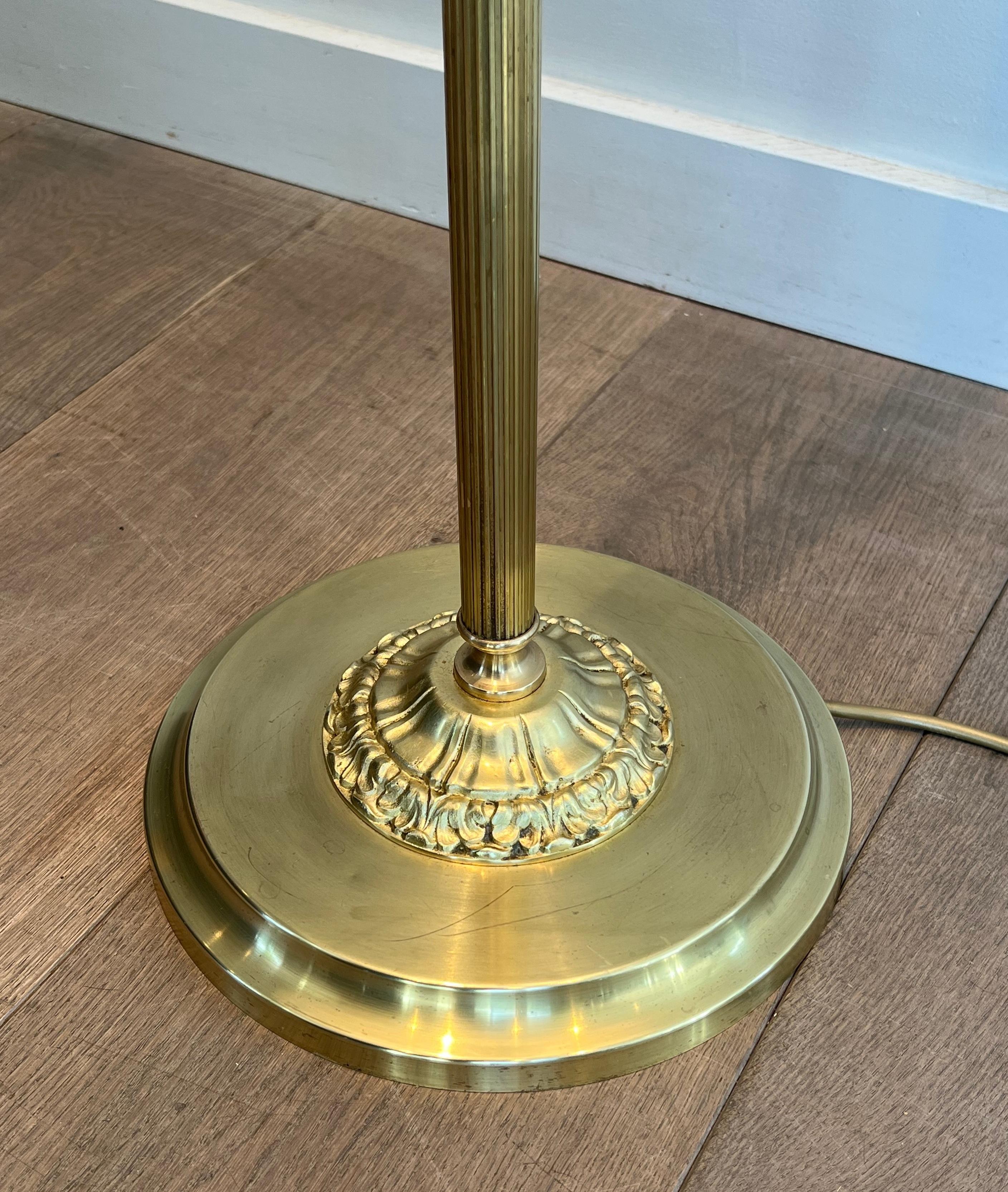 Lámpara de pie de latón de estilo neoclásico con reflector extraíble en venta 1