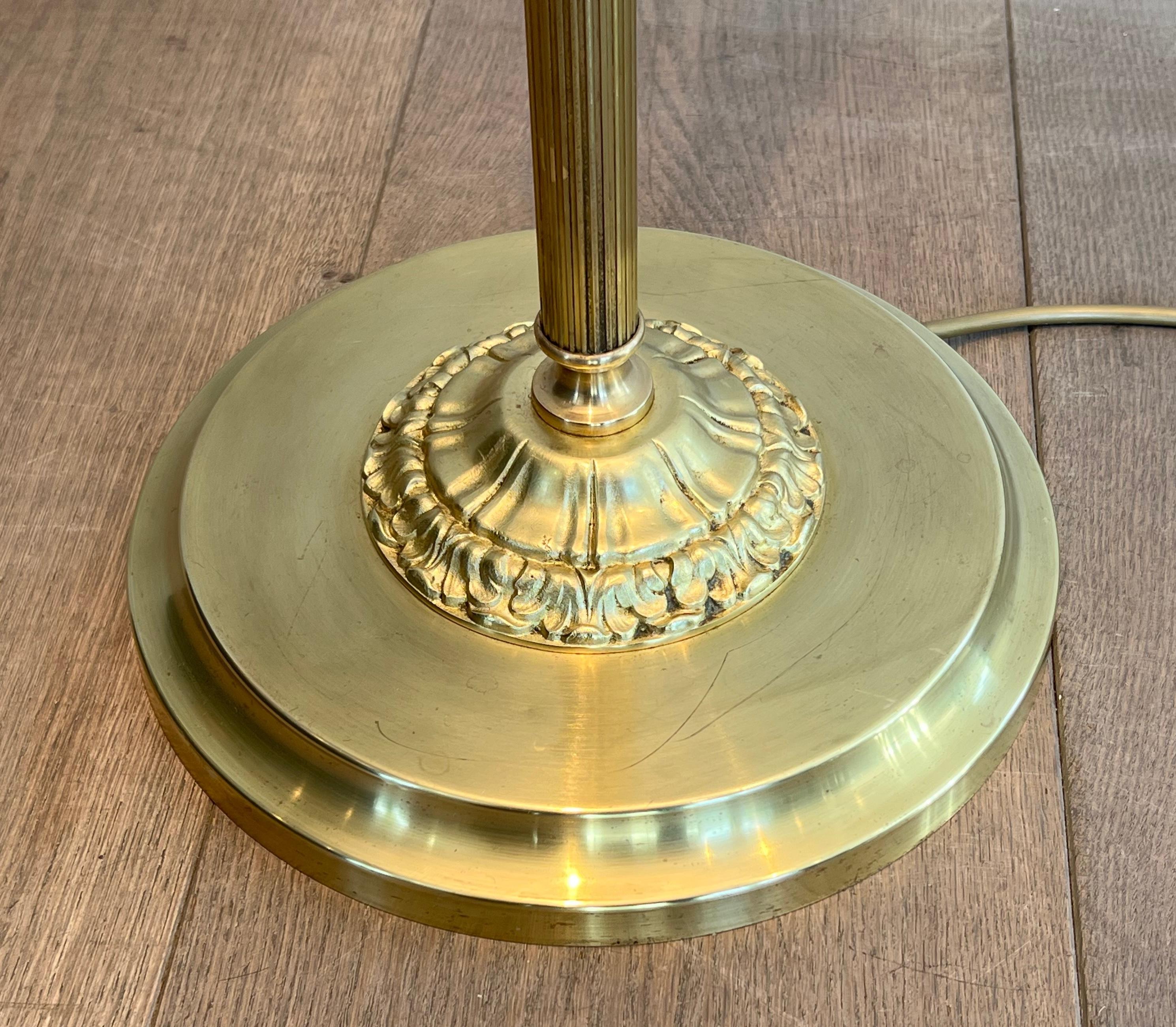 Lámpara de pie de latón de estilo neoclásico con reflector extraíble en venta 2