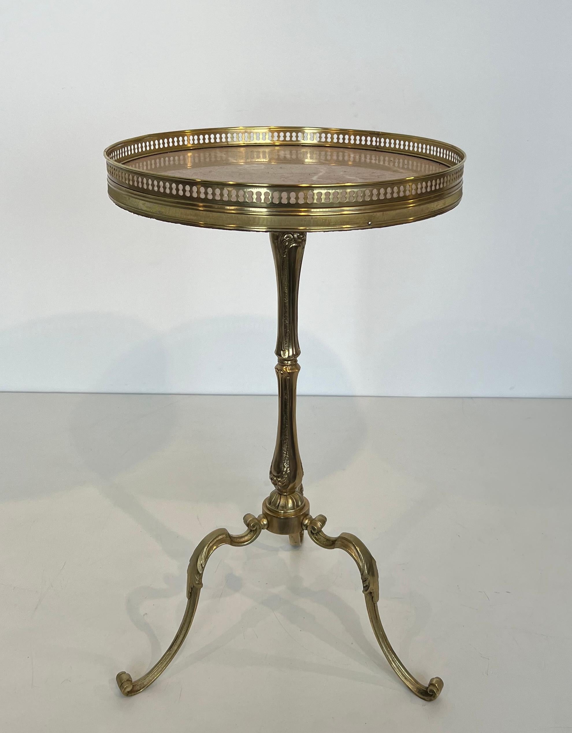 Neoclassical Style Brass Gueridon with Marble Top, possibly Maison Jansen In Good Condition For Sale In Marcq-en-Barœul, Hauts-de-France