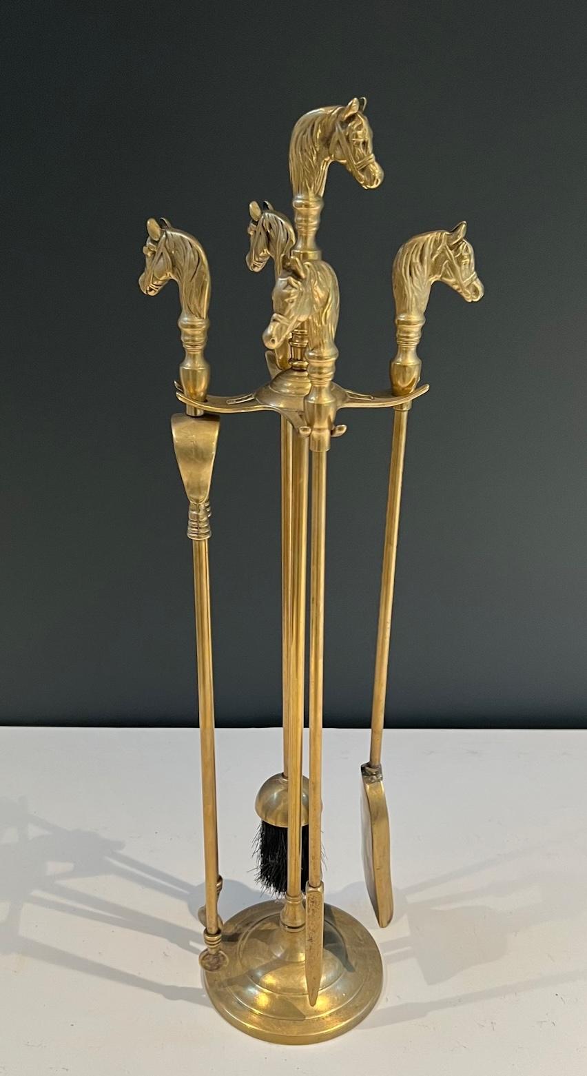 Strumenti per caminetto in ottone con testa di cavallo in stile neoclassico in vendita 4