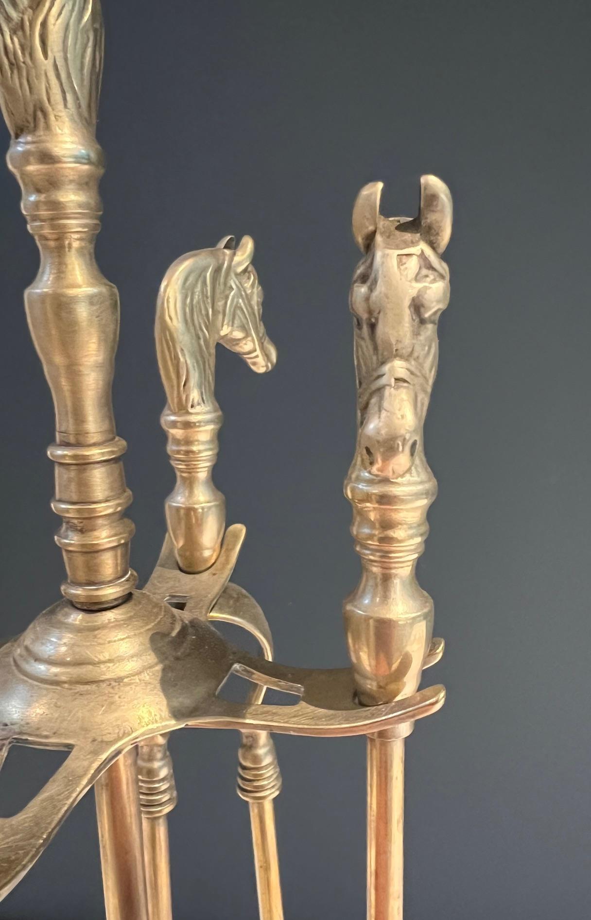 Strumenti per caminetto in ottone con testa di cavallo in stile neoclassico in vendita 6