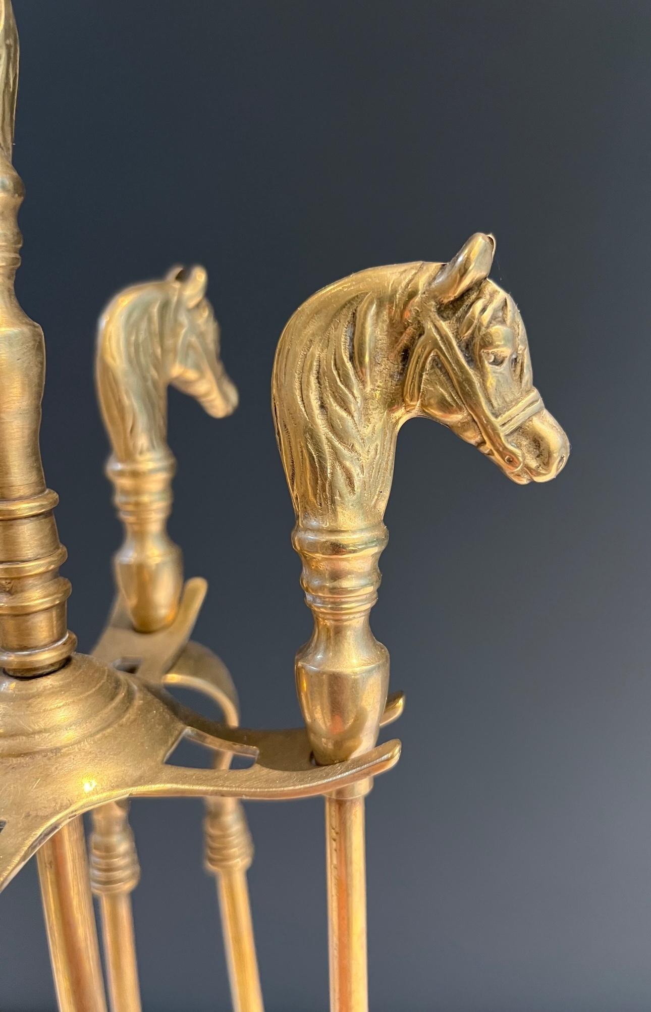 Strumenti per caminetto in ottone con testa di cavallo in stile neoclassico in vendita 7