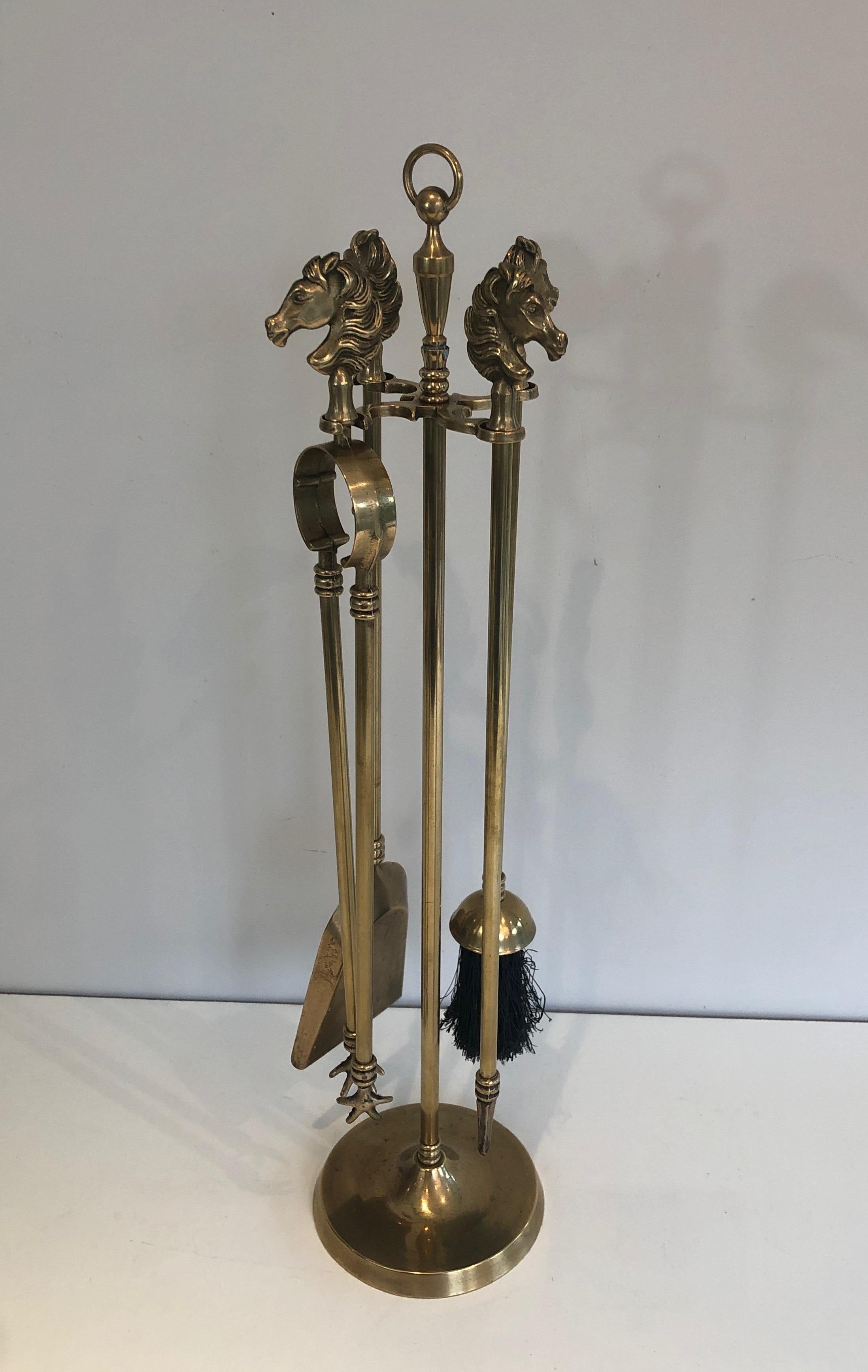 Ces outils de cheminée à tête de cheval de style néoclassique sont fabriqués en laiton. Il s'agit d'un ouvrage français. Circa 1950