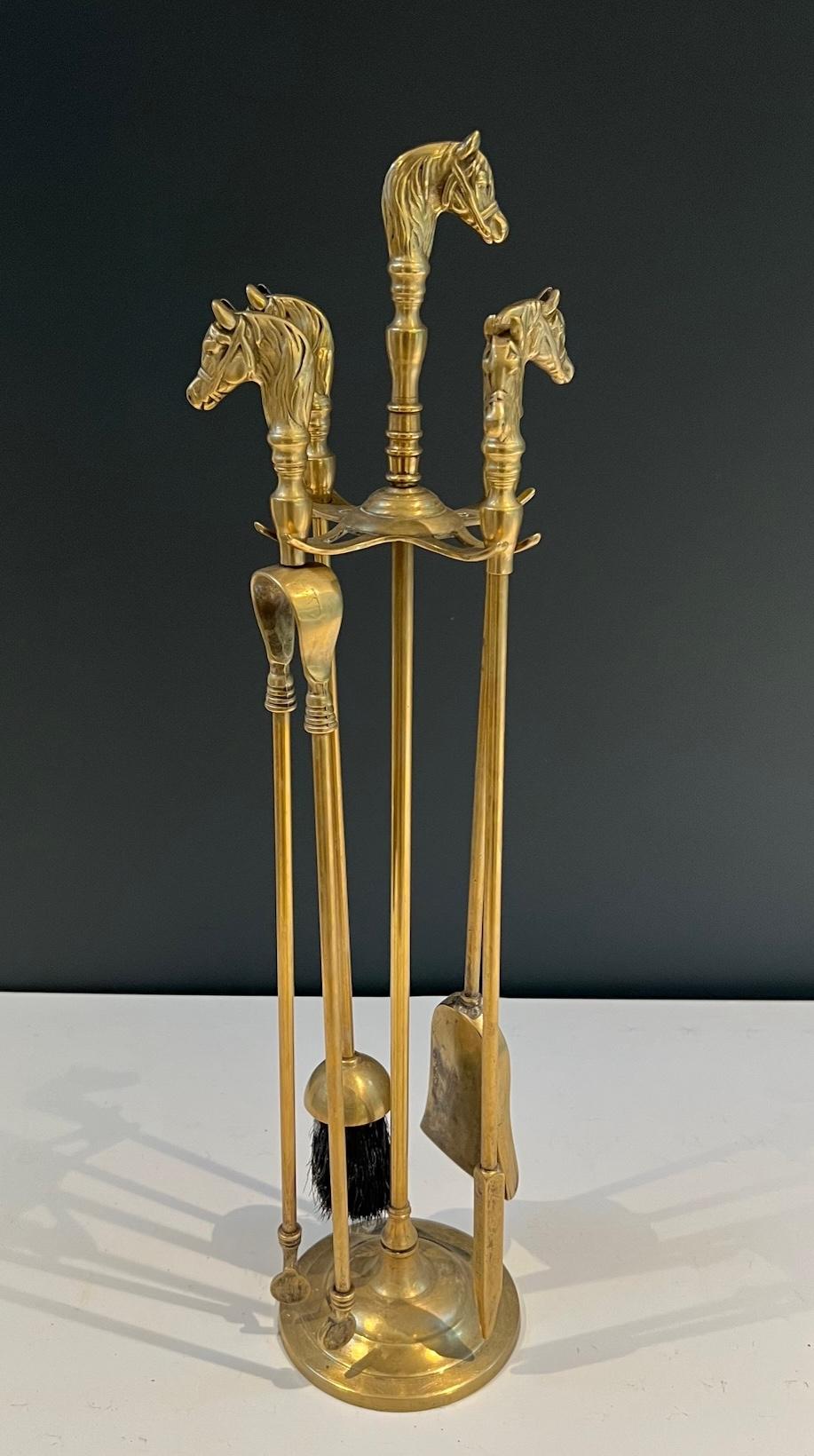 Questo simpatico ed elegante strumento per caminetto in stile neoclassico è realizzato in ottone. Sono ornati con teste di cavallo in ottone cilestrini. Questa è un'opera francese. Circa 1950