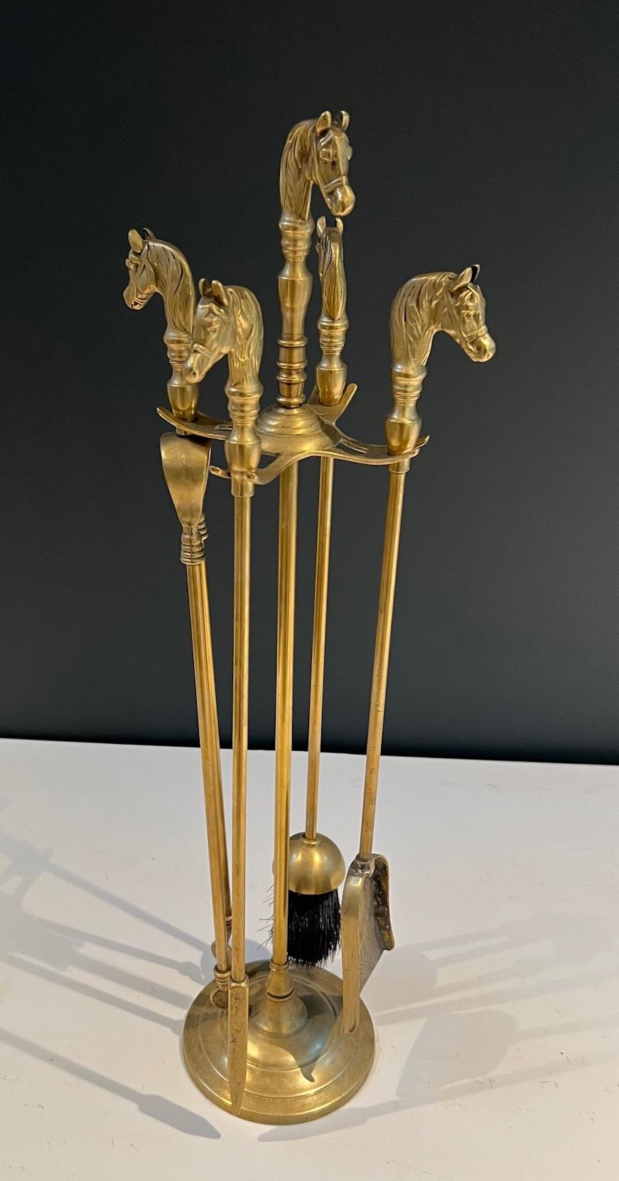 Neoclassico Strumenti per caminetto in ottone con testa di cavallo in stile neoclassico in vendita