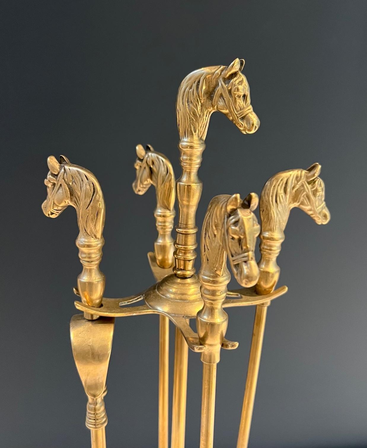Francese Strumenti per caminetto in ottone con testa di cavallo in stile neoclassico in vendita