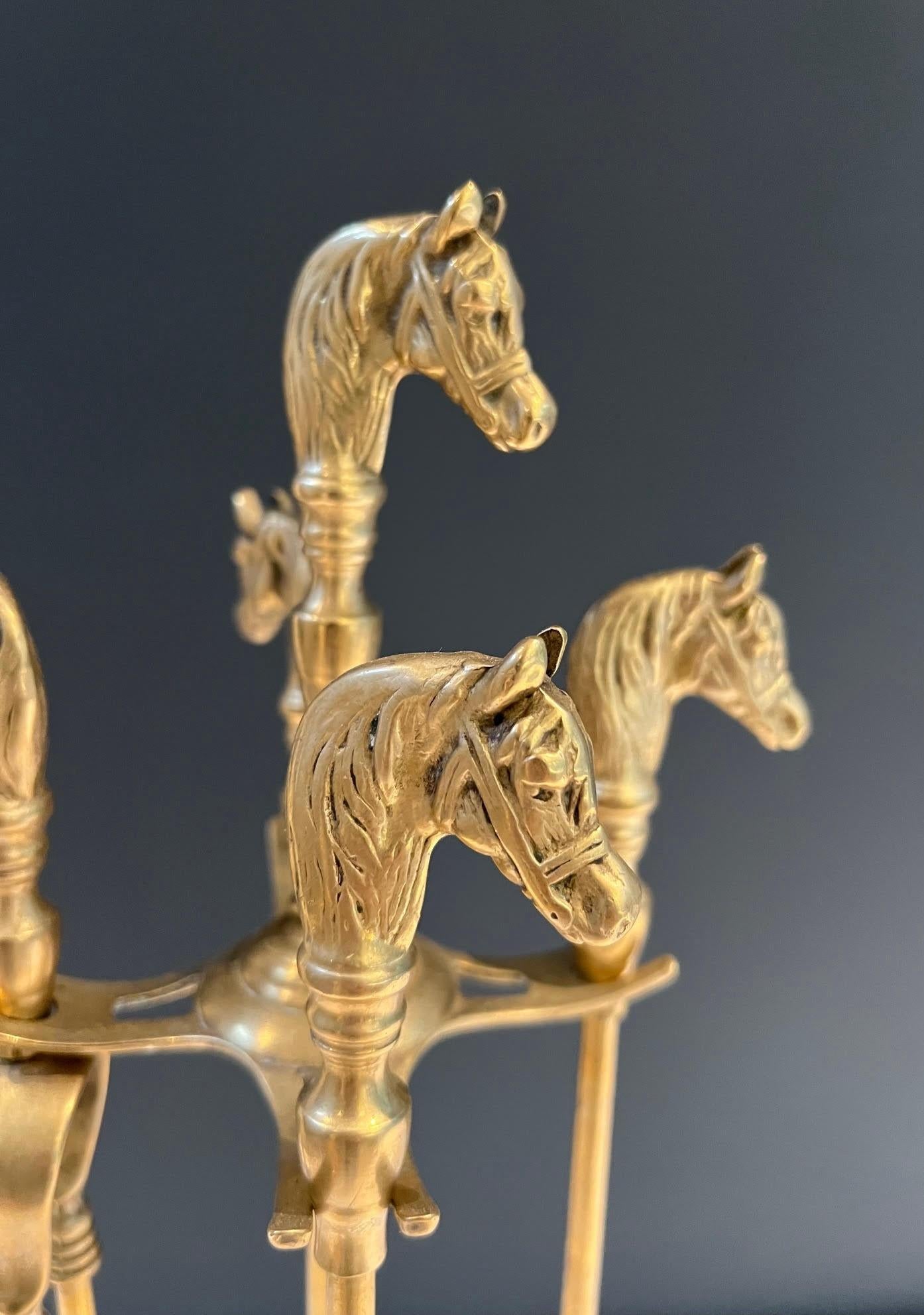 Metà XX secolo Strumenti per caminetto in ottone con testa di cavallo in stile neoclassico in vendita