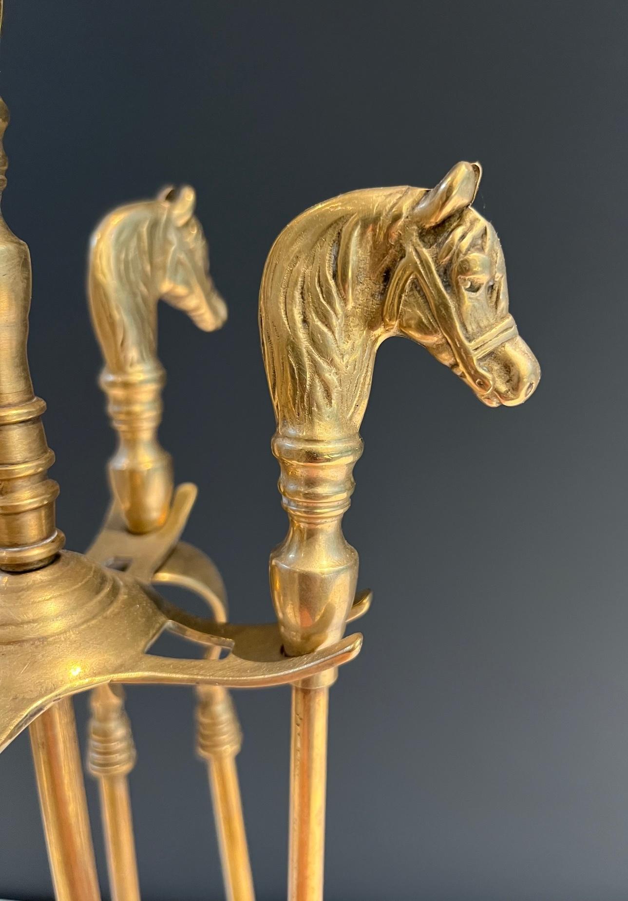 Ottone Strumenti per caminetto in ottone con testa di cavallo in stile neoclassico in vendita