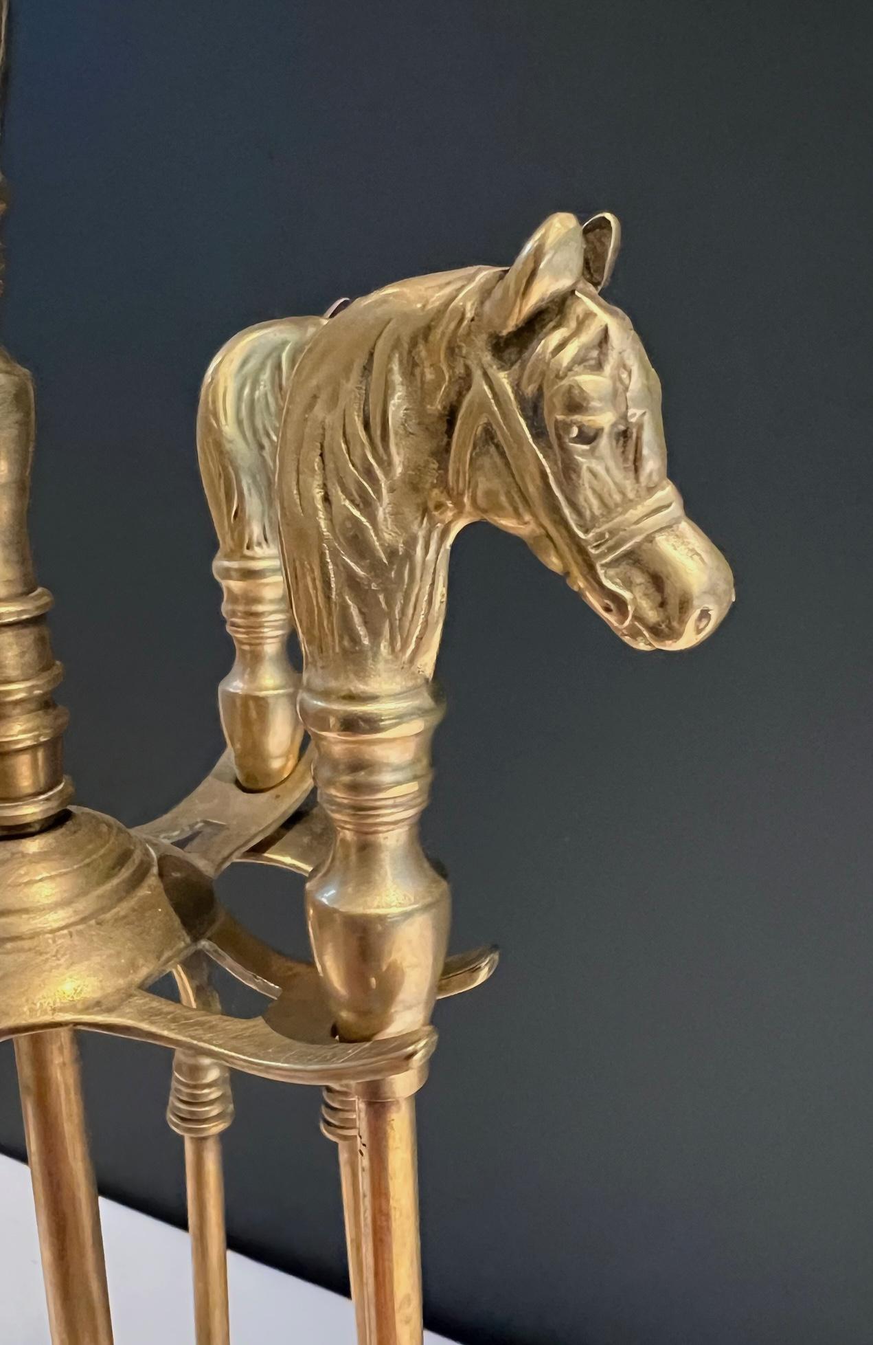 Strumenti per caminetto in ottone con testa di cavallo in stile neoclassico in vendita 1