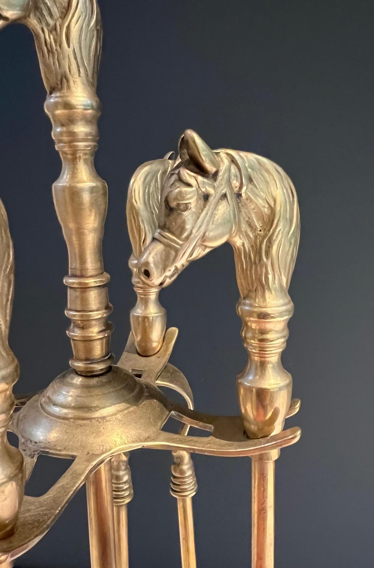 Strumenti per caminetto in ottone con testa di cavallo in stile neoclassico in vendita 2