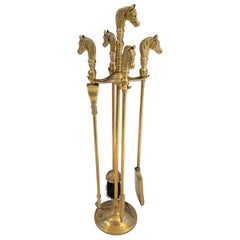 Strumenti per caminetto in ottone con testa di cavallo in stile neoclassico