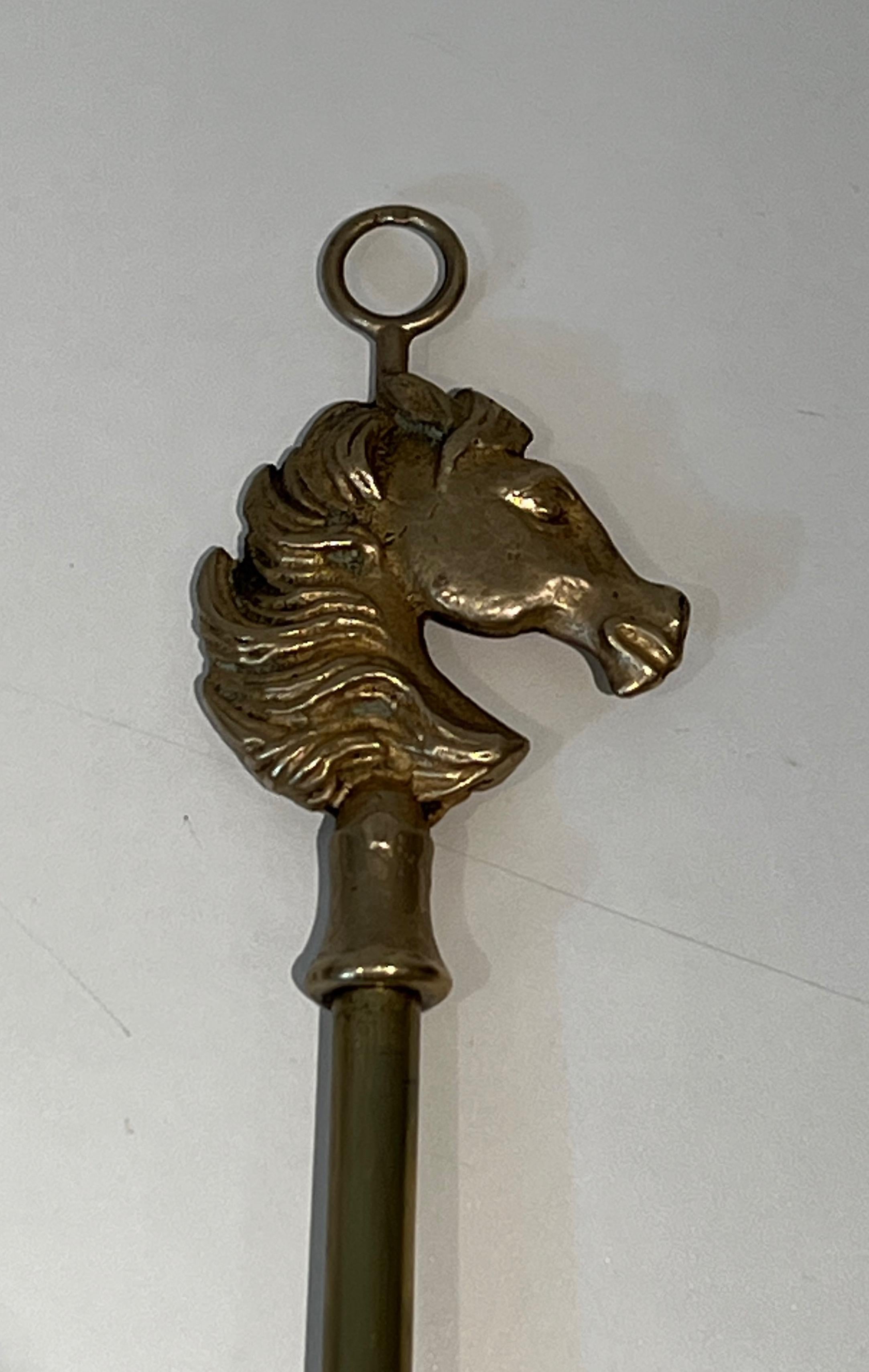 Attrezzi per caminetto in ottone a forma di testa di cavallo in stile neoclassico della Maison Jansen in vendita 3