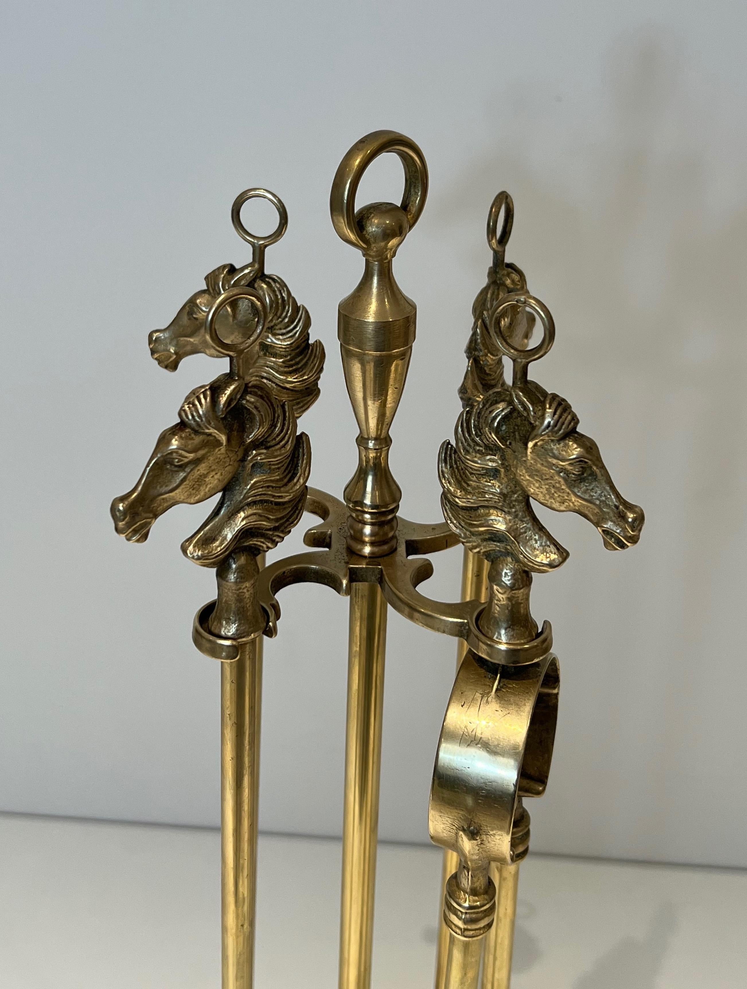 Neoclassical Style Brass HorseHeads Fireplace Tools in the Styl of Maison Jansen In Good Condition For Sale In Marcq-en-Barœul, Hauts-de-France