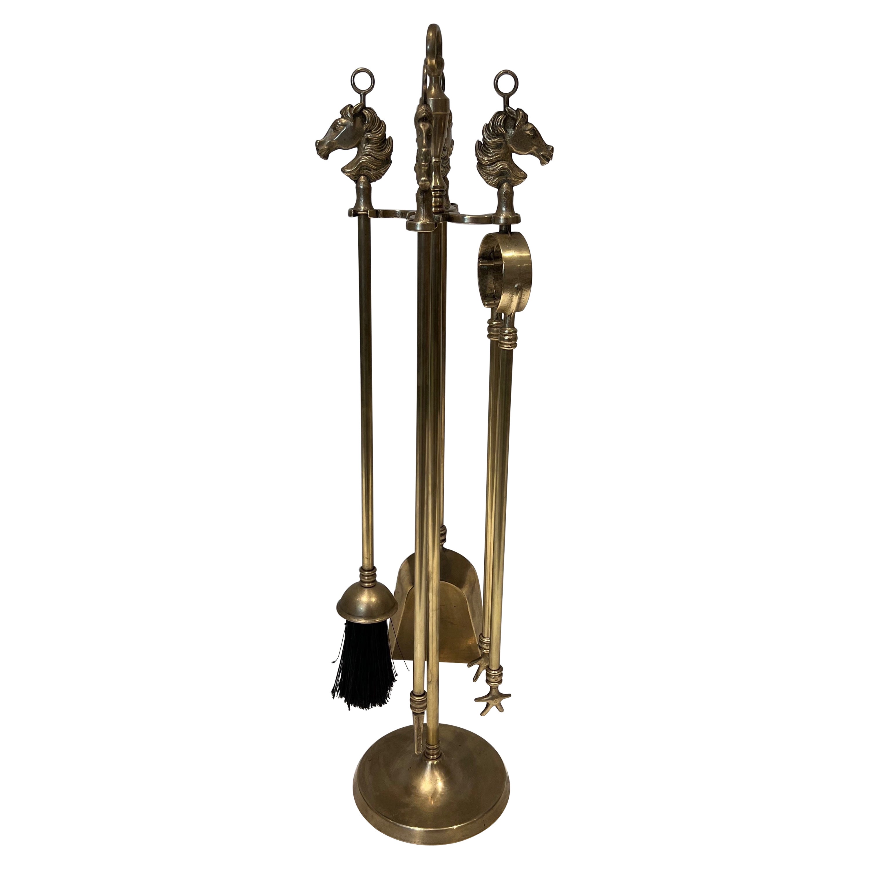 Attrezzi per caminetto in ottone a forma di testa di cavallo in stile neoclassico della Maison Jansen in vendita
