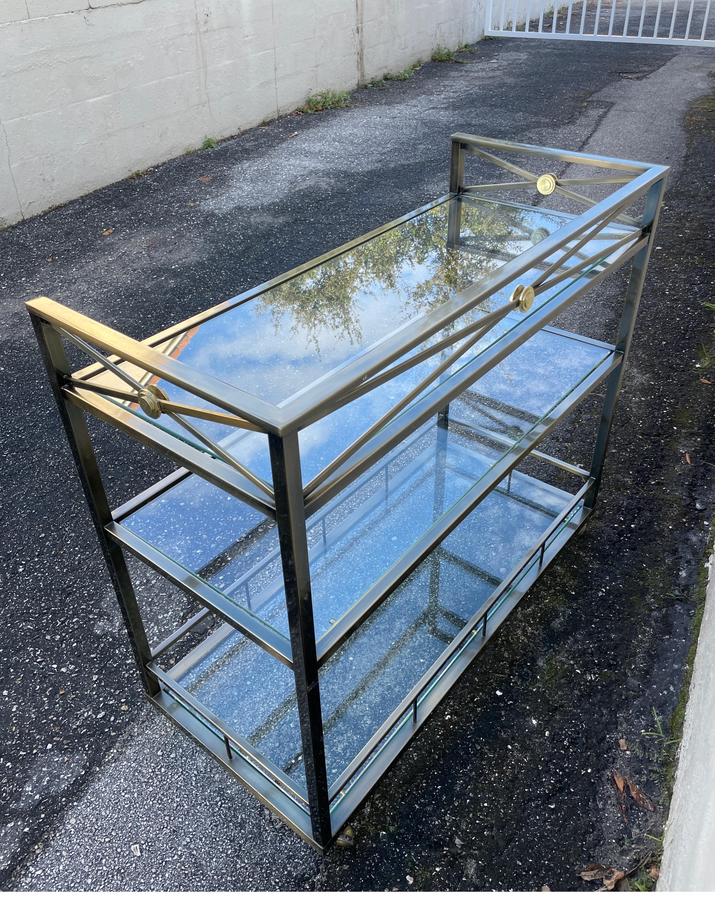 Chariot de bar / étagère en laiton de style néoclassique en vente 12