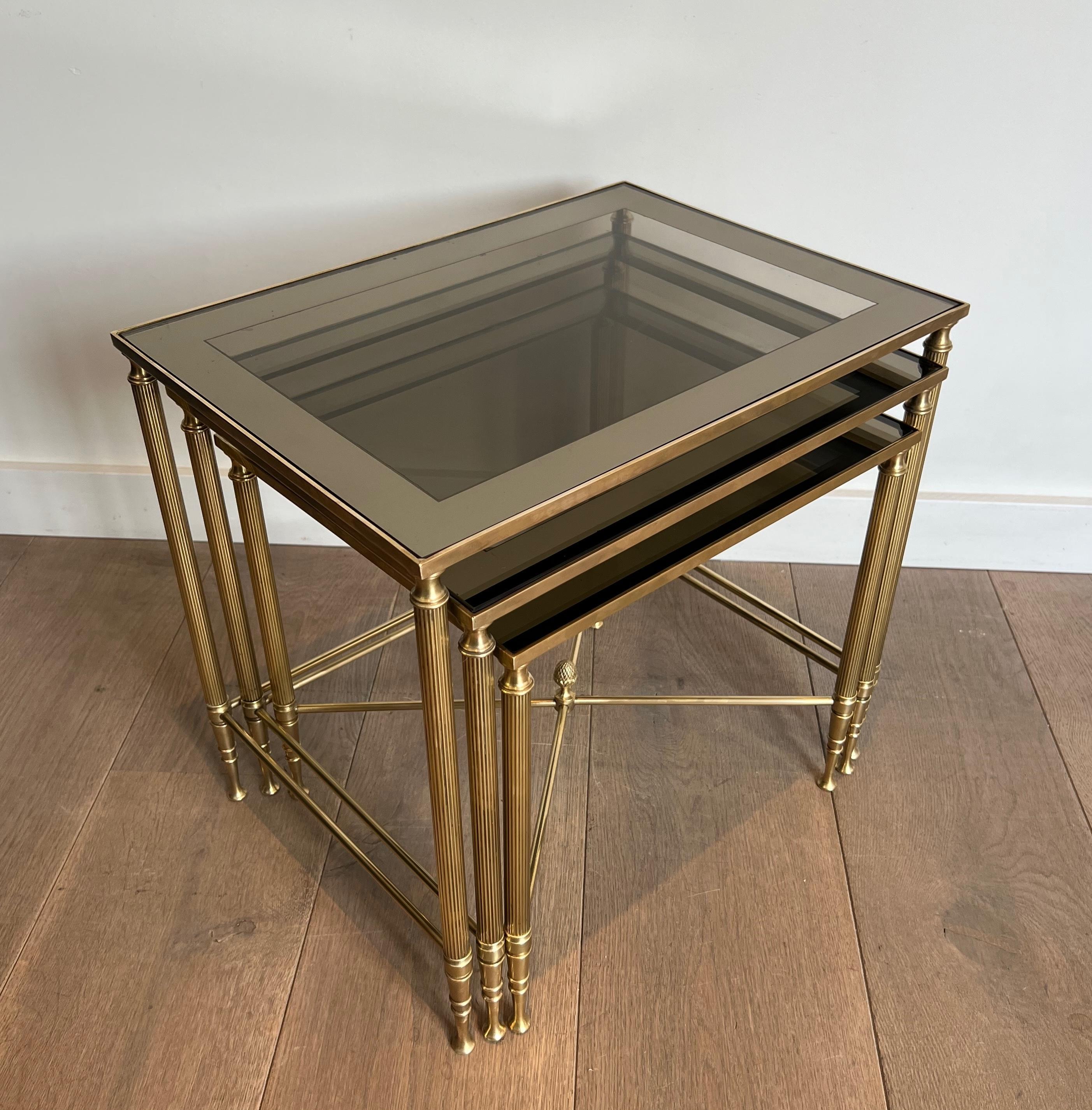 Neoclassical Style Brass Nesting Tables. French work by Maison Jansen In Good Condition For Sale In Marcq-en-Barœul, Hauts-de-France
