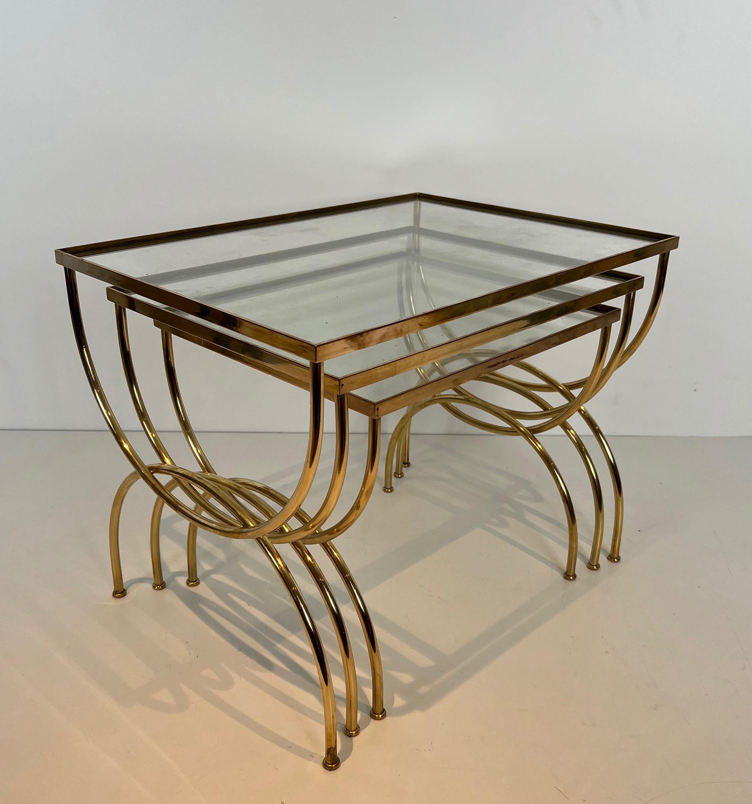 Tables gigognes de style néoclassique  Avec base arcuate. Travail en français en vente 7