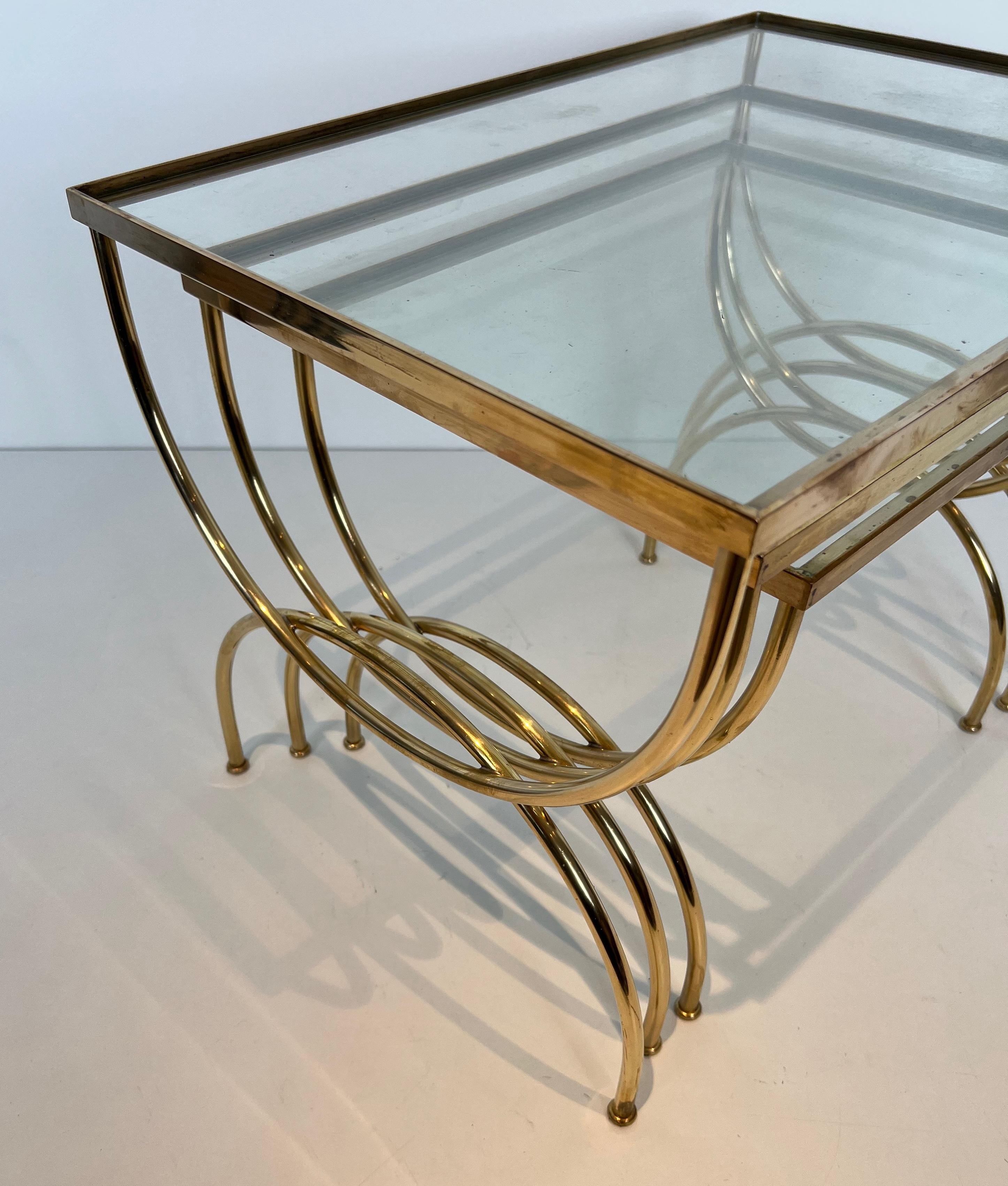 Milieu du XXe siècle Tables gigognes de style néoclassique  Avec base arcuate. Travail en français en vente