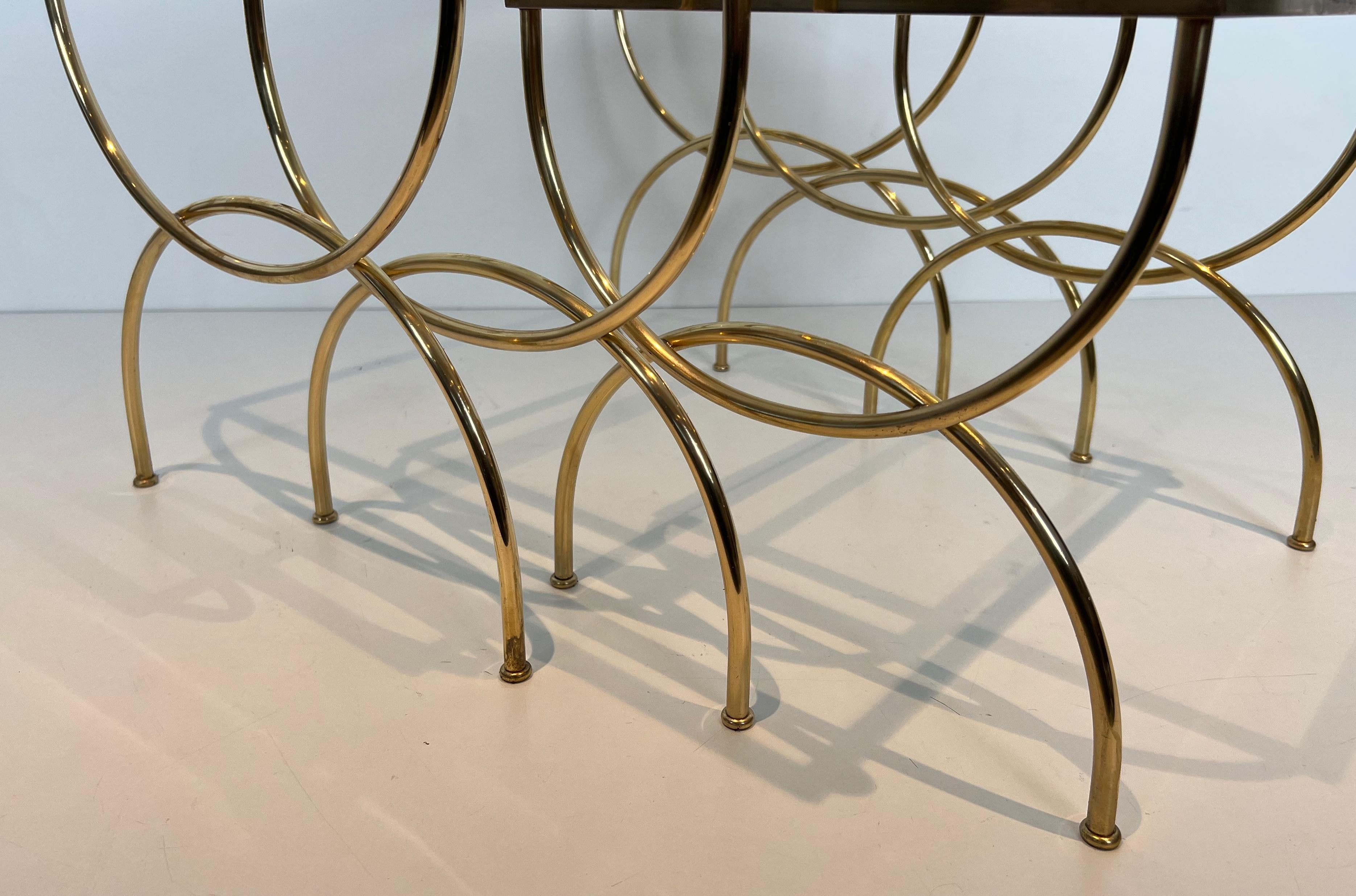 Laiton Tables gigognes de style néoclassique  Avec base arcuate. Travail en français en vente
