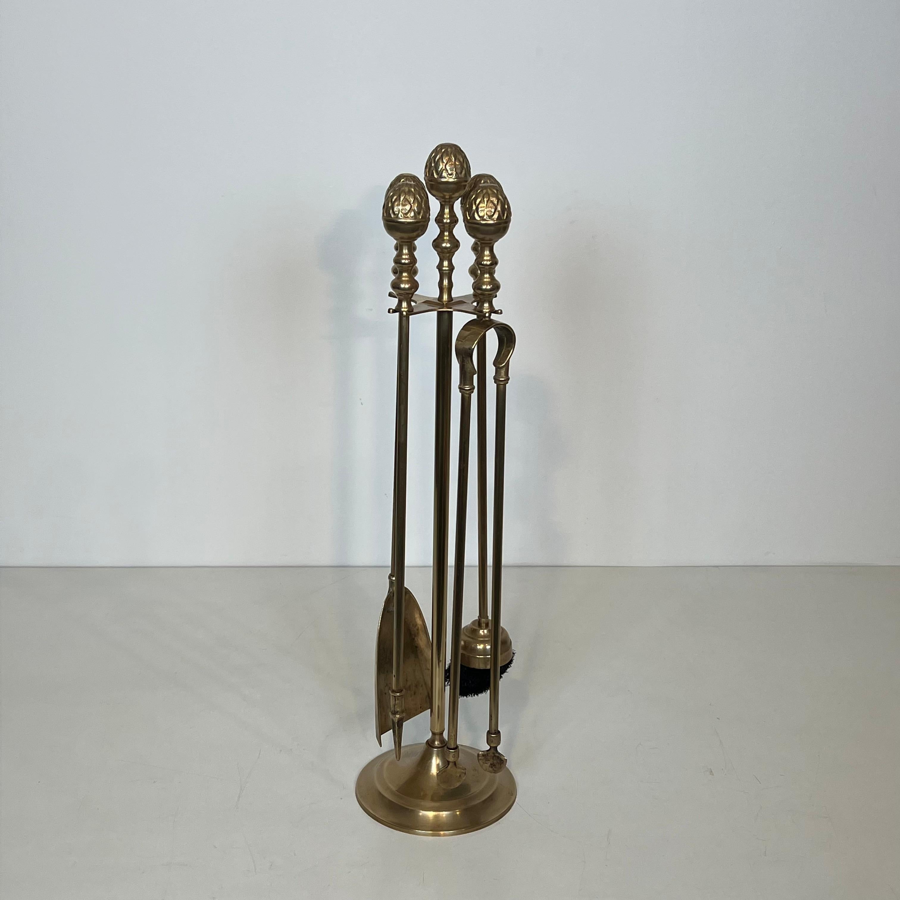 This nice and elegant neoclassical style pineapple fireplace tools is made of brass. This is a French work in the style of Maison Baguès. Circa 1970