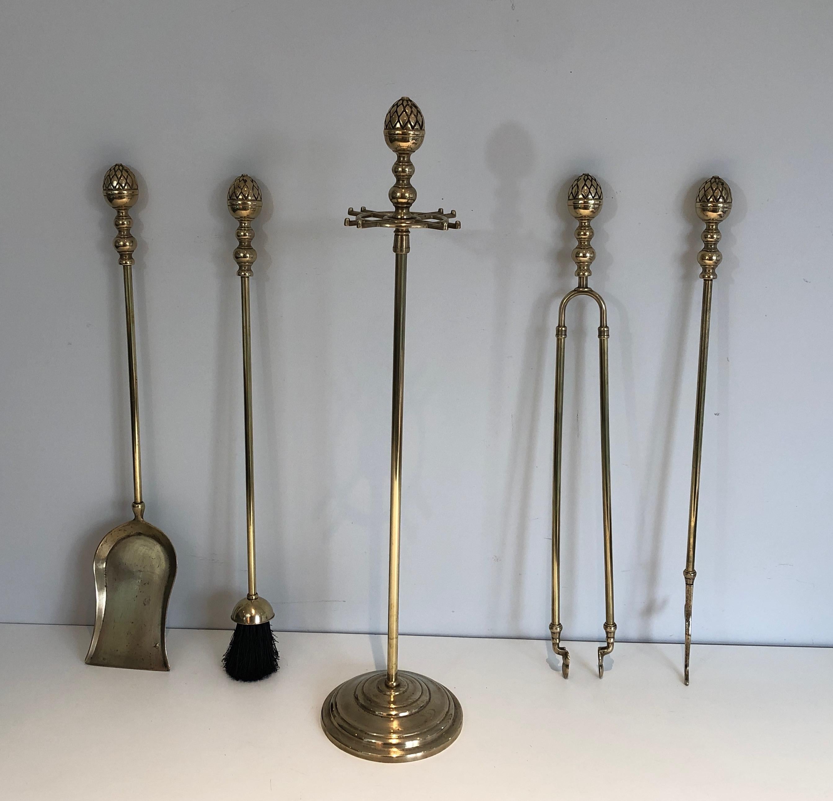 Questi simpatici utensili per caminetto in stile neoclassico sono realizzati in ottone. Sono sormontate da pigne. Si tratta di un'opera francese nello stile della Maison Baguès. Circa 1970