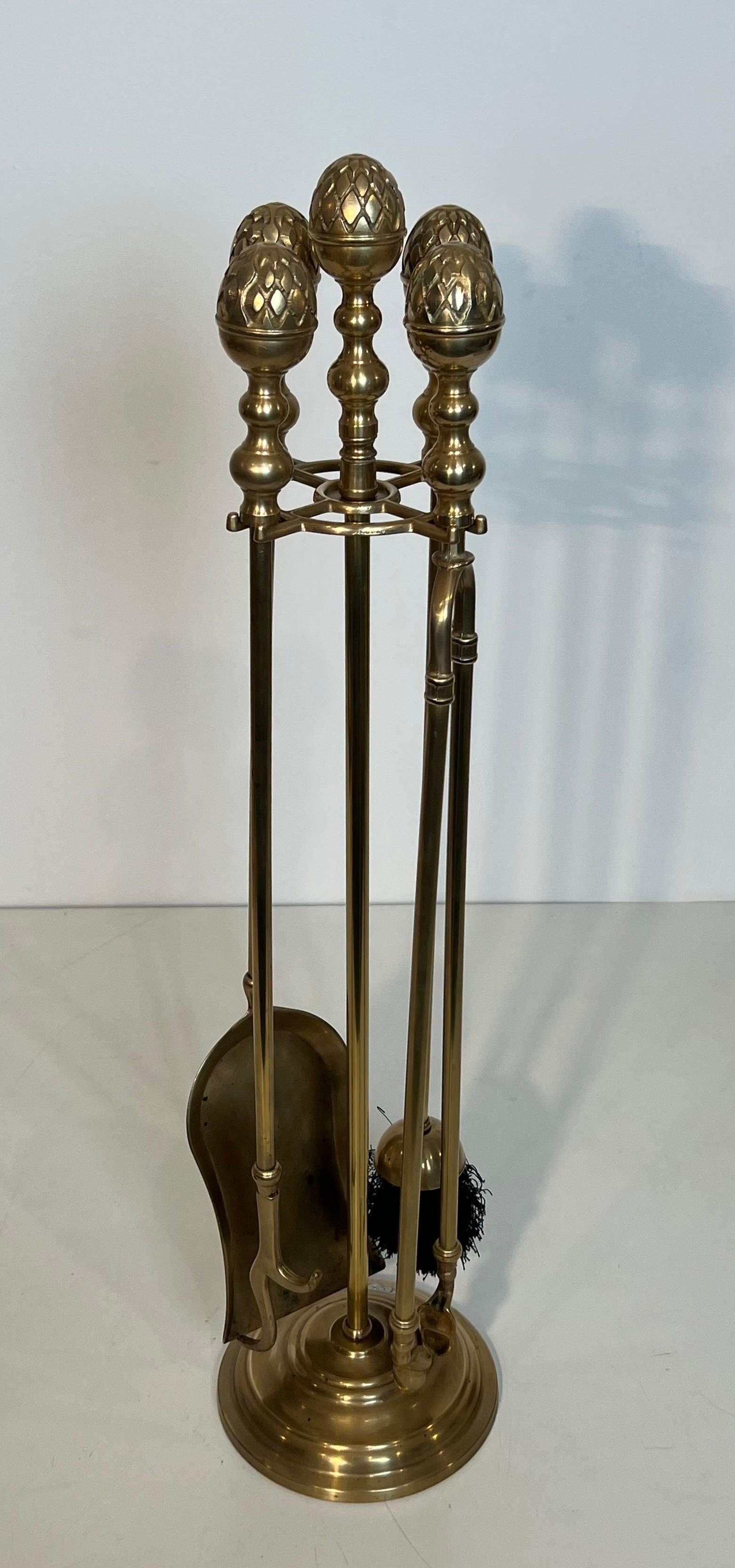 Questo simpatico ananas da camino in stile neoclassico è realizzato in ottone. Si tratta di un'opera francese nello stile della Maison Baguès. Circa 1970