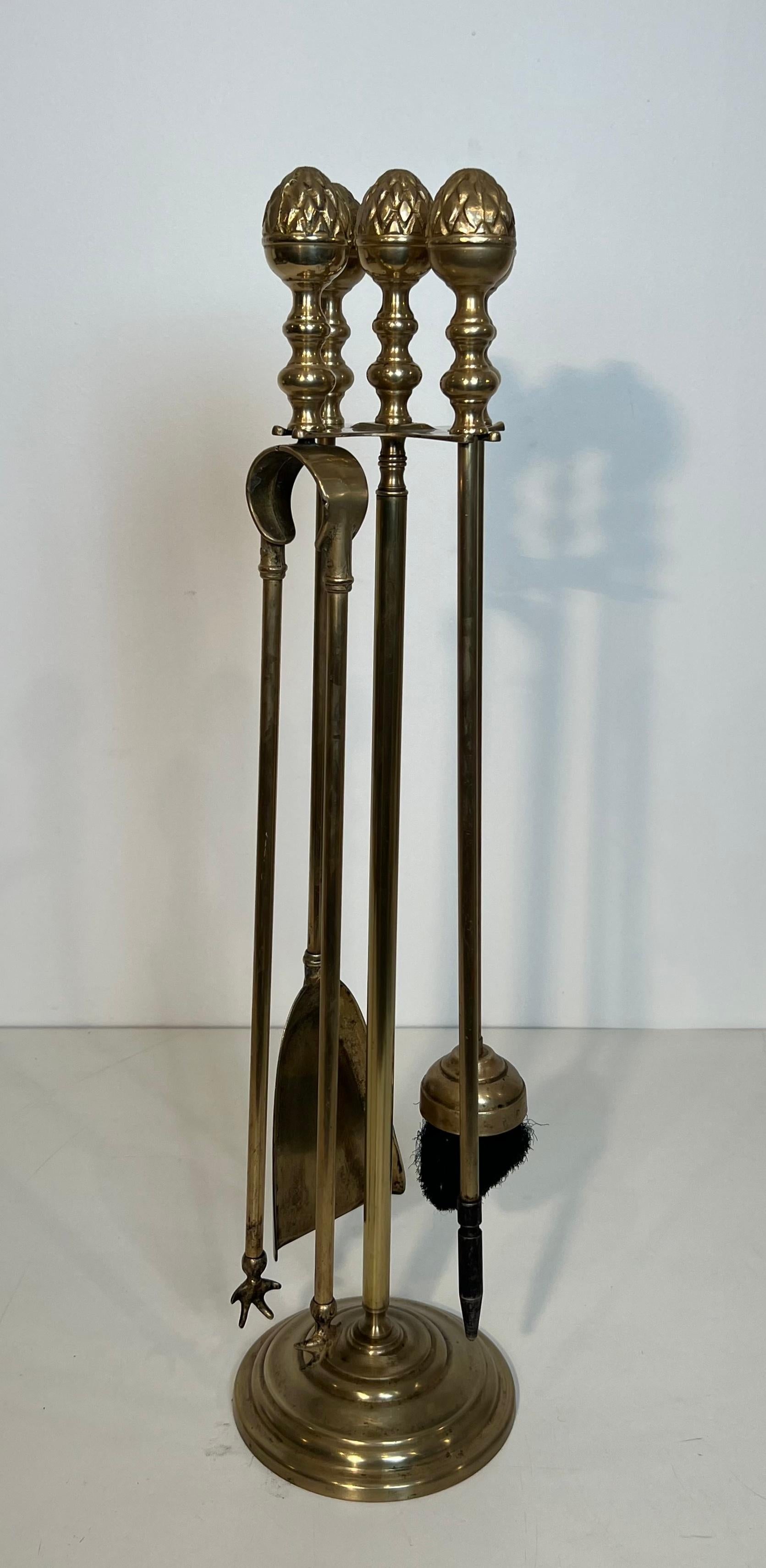 Neoclassico Strumenti per caminetto ad ananas in ottone in stile neoclassico, nello stile della Maison Baguès in vendita