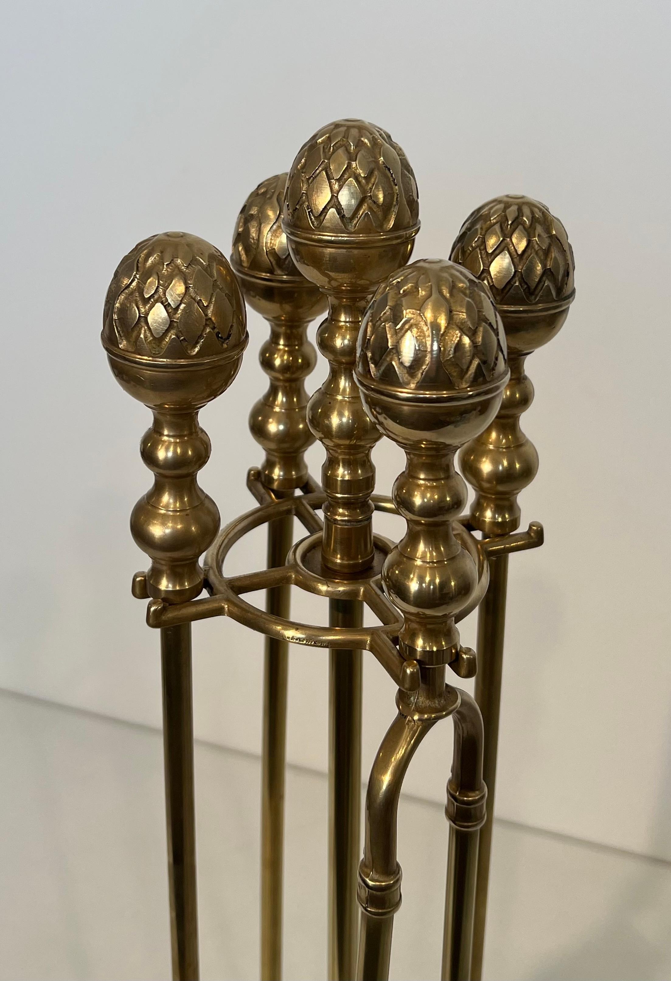 Neoclassico Strumenti per caminetto ad ananas in ottone in stile neoclassico Nello stile della Maison Baguès in vendita