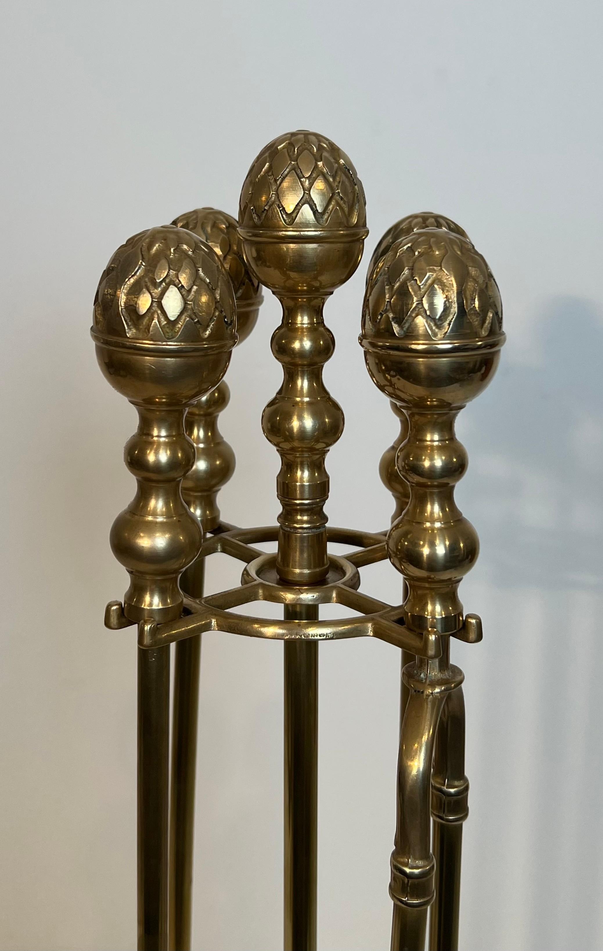Francese Strumenti per caminetto ad ananas in ottone in stile neoclassico Nello stile della Maison Baguès in vendita