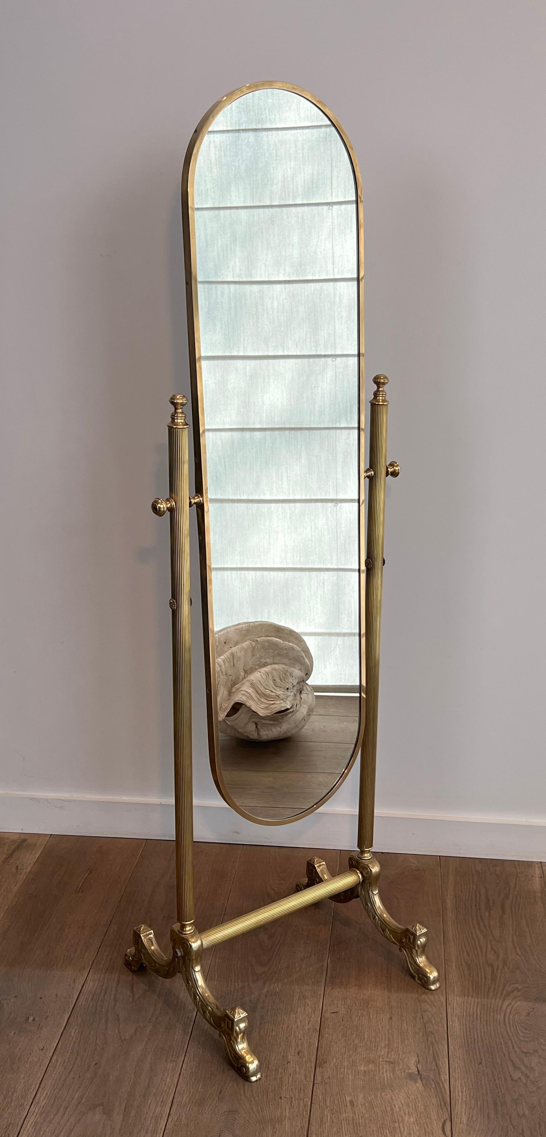 Questo simpatico e decorativo specchio psichedelico rimovibile in stile neoclassico è realizzato in ottone con uno specchio smussato. Si tratta di un'opera francese. nello stile della Maison Jansen Circa 1940