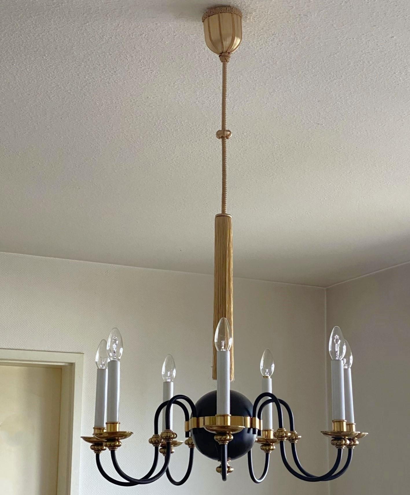 Mid-Century moderno Lampadario austriaco a sette luci in ottone e seta, Austria, anni '30 in vendita