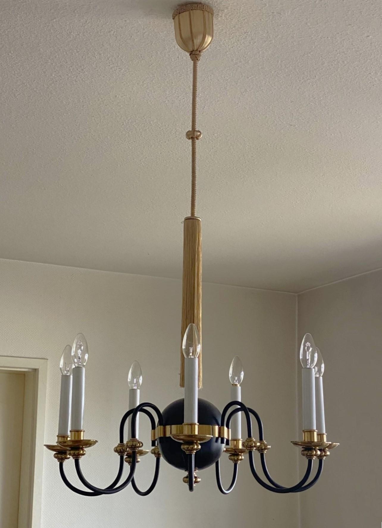Dorato Lampadario austriaco a sette luci in ottone e seta, Austria, anni '30 in vendita
