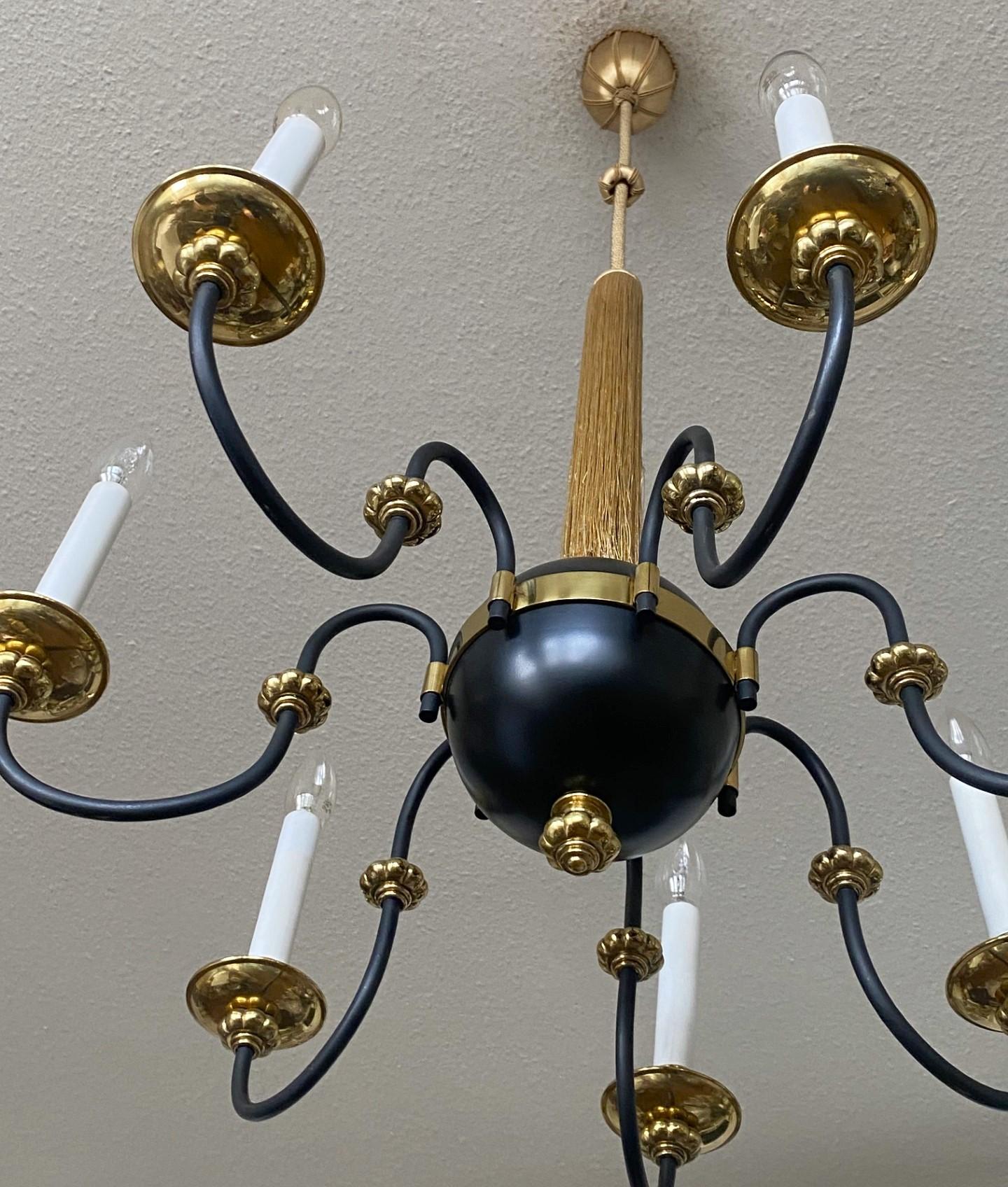 Ottone Lampadario austriaco a sette luci in ottone e seta, Austria, anni '30 in vendita