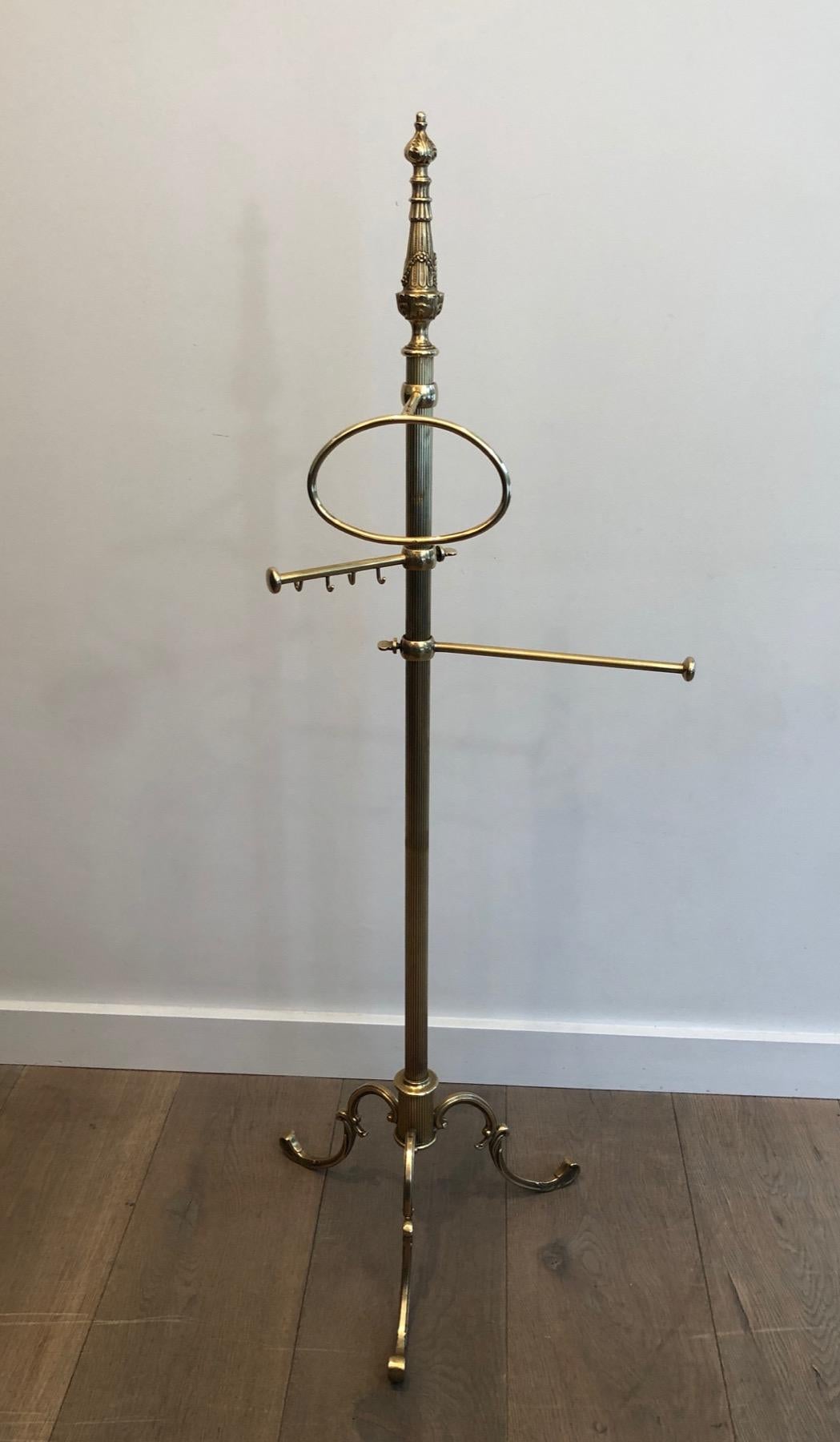 This neoclassical style towel holder is made of brass. This is a French work. Circa 1940