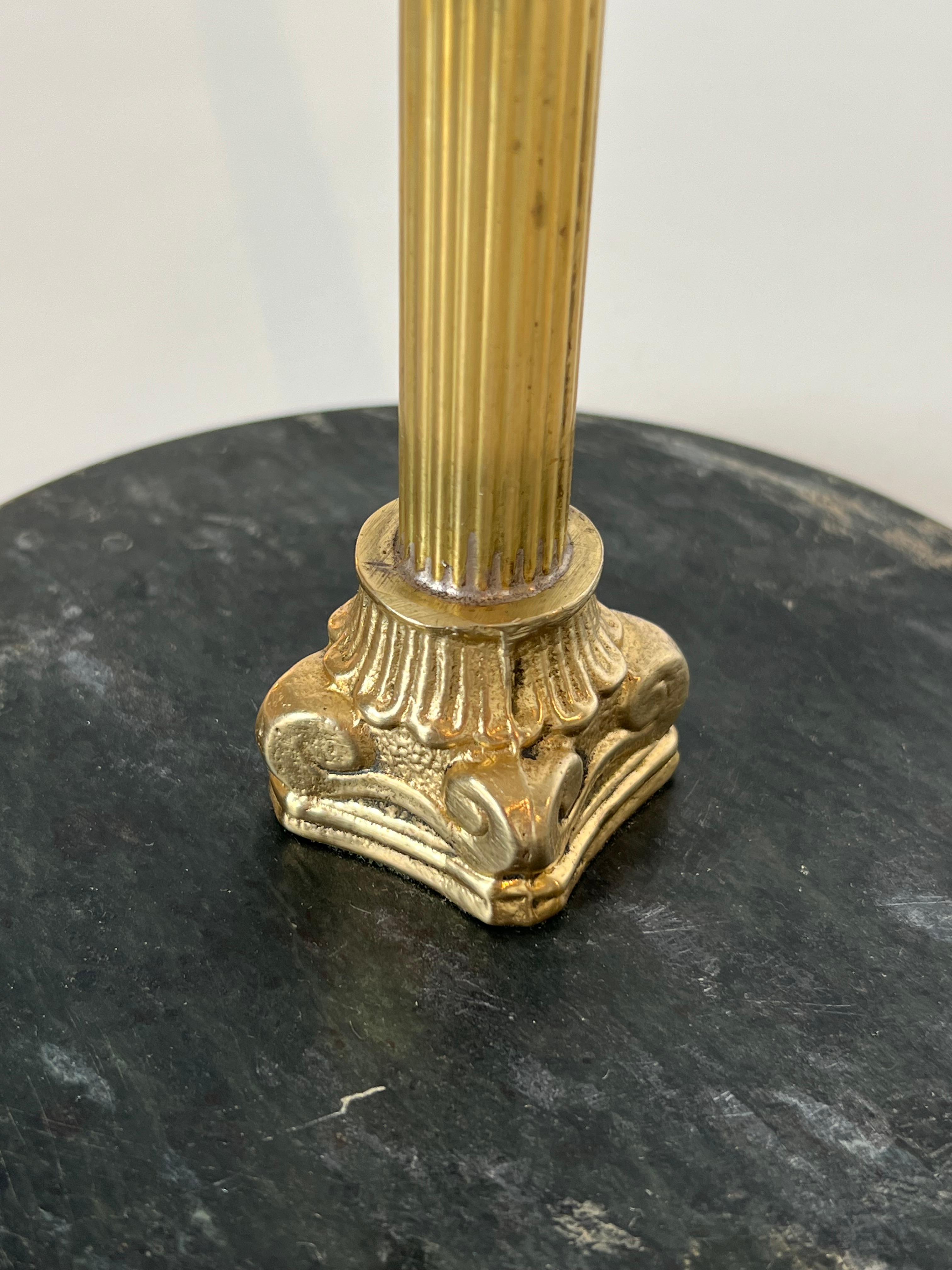 Cendrier de style néoclassique en bronze et laiton sur une base circulaire en marbre noir en vente 3