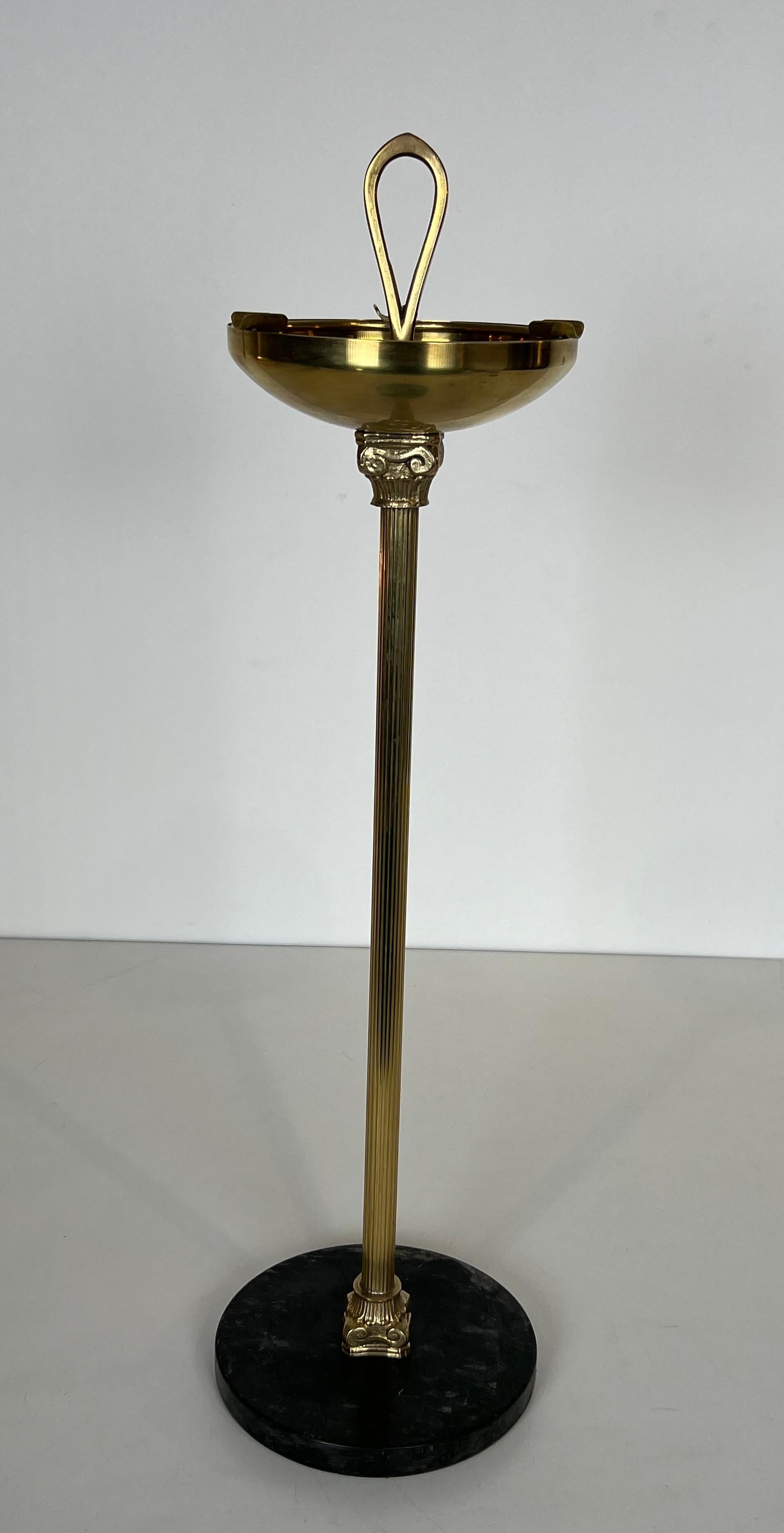 Ce joli cendrier de style néoclassique est fait de bronze et de laiton sur une base circulaire en marbre noir. Il s'agit d'une œuvre française dans le style de la Maison Jansen. Circa 1940