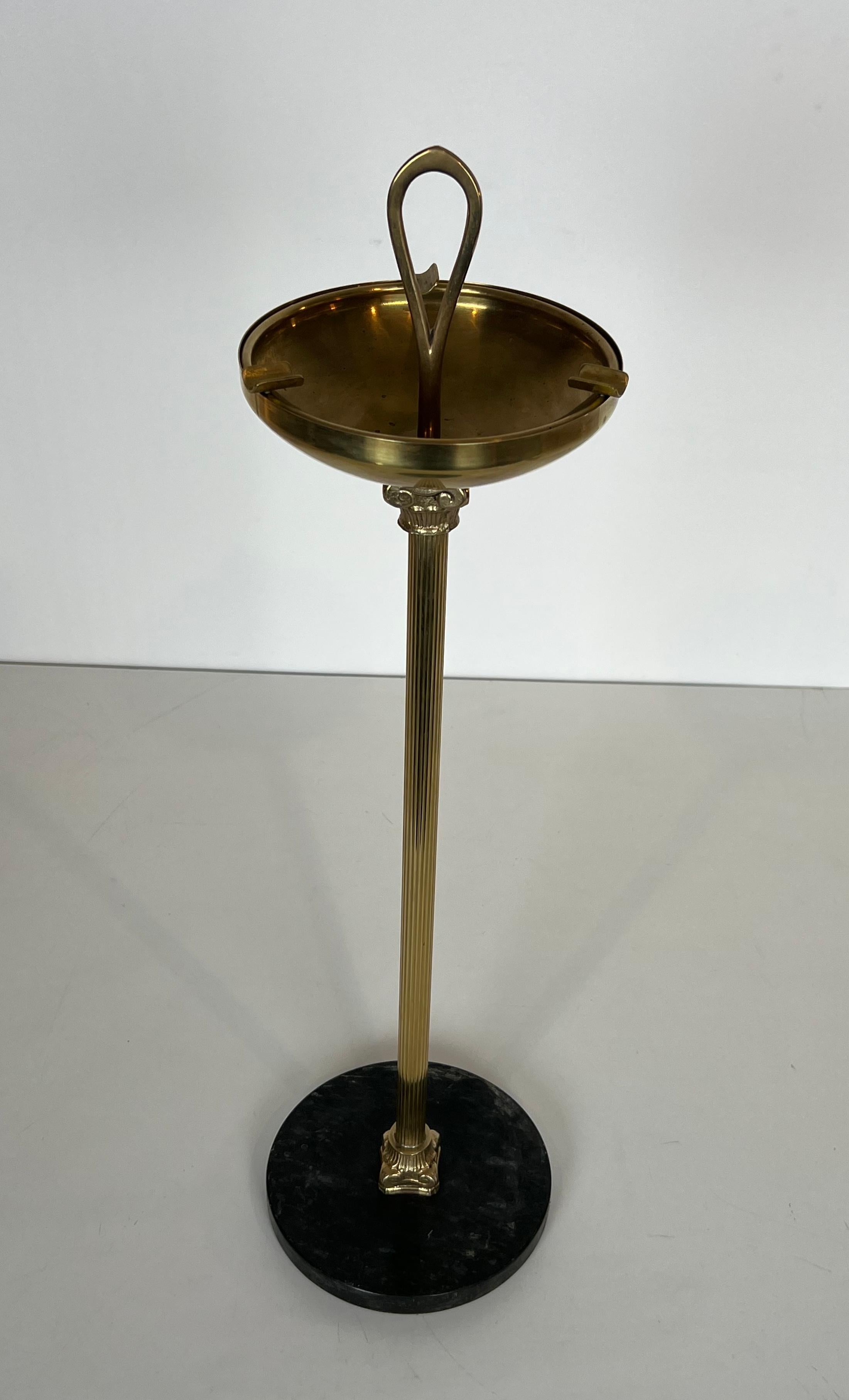 Néoclassique Cendrier de style néoclassique en bronze et laiton sur une base circulaire en marbre noir en vente