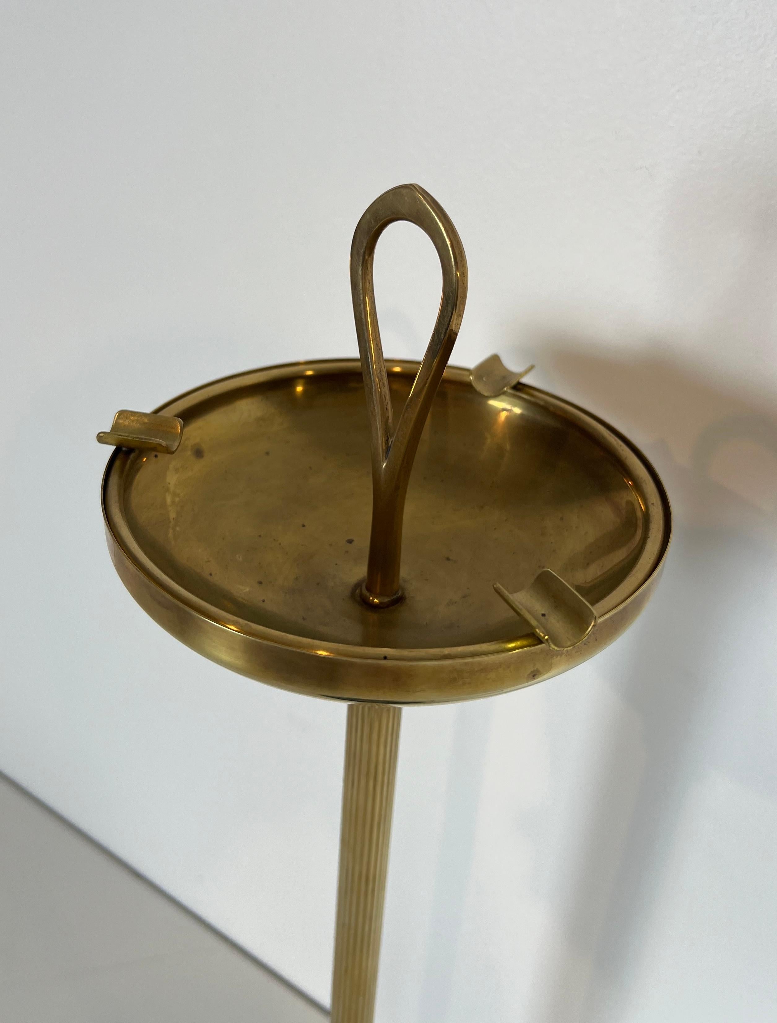 Laiton Cendrier de style néoclassique en bronze et laiton sur une base circulaire en marbre noir en vente