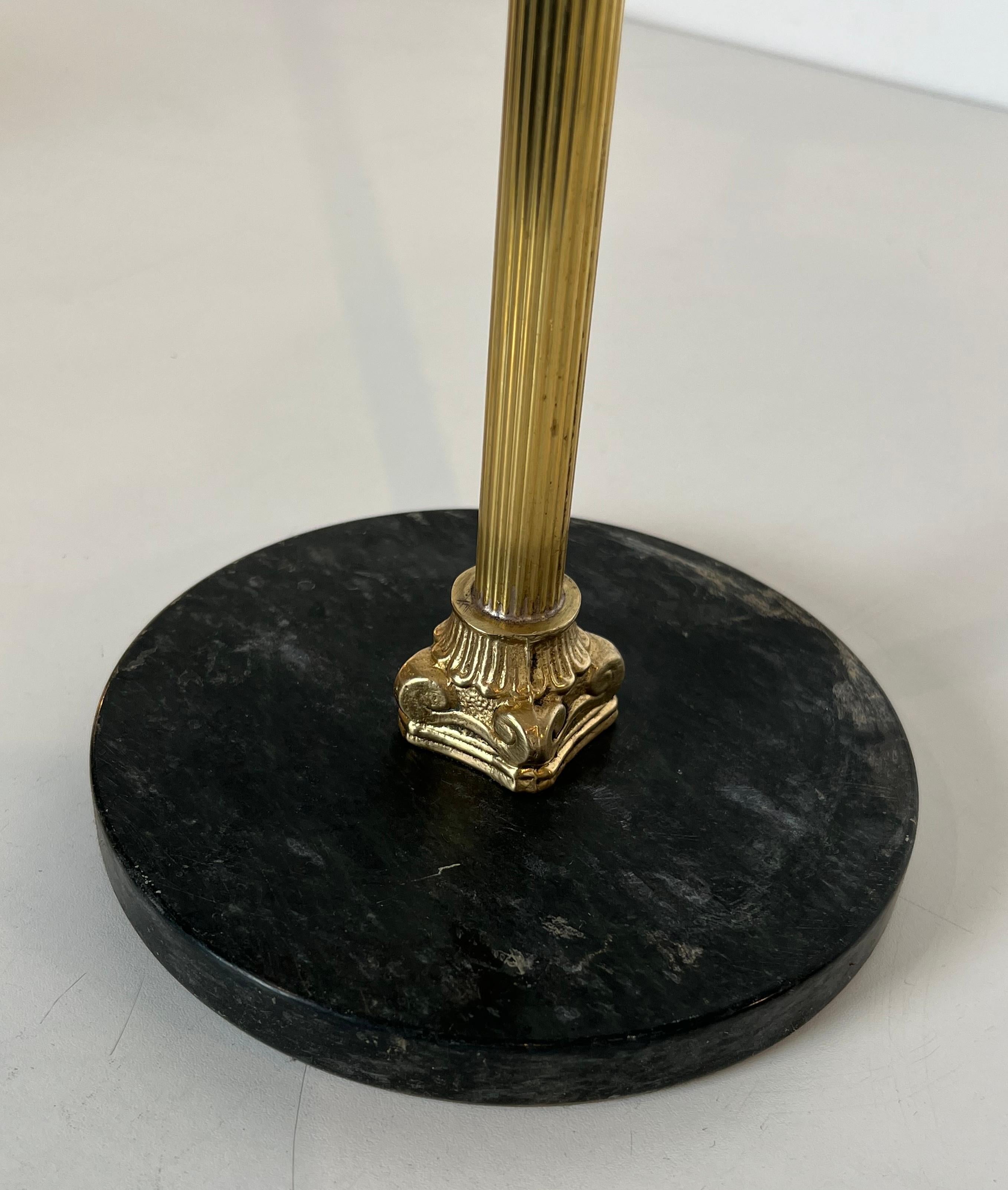 Cendrier de style néoclassique en bronze et laiton sur une base circulaire en marbre noir en vente 1