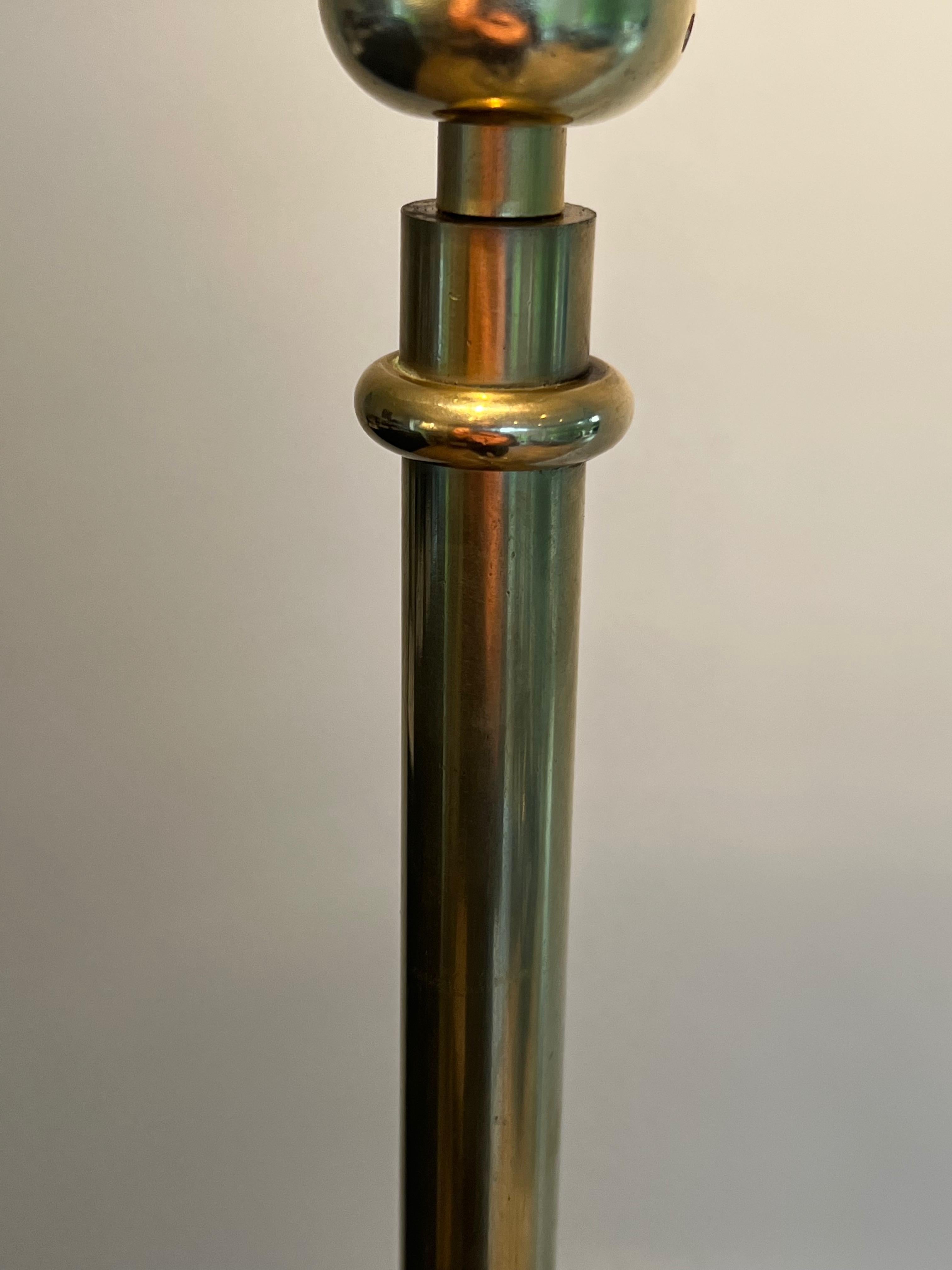 Milieu du XXe siècle Lampadaire de style néoclassique en bronze et laiton avec pieds à griffes par Guy Lefevre  en vente