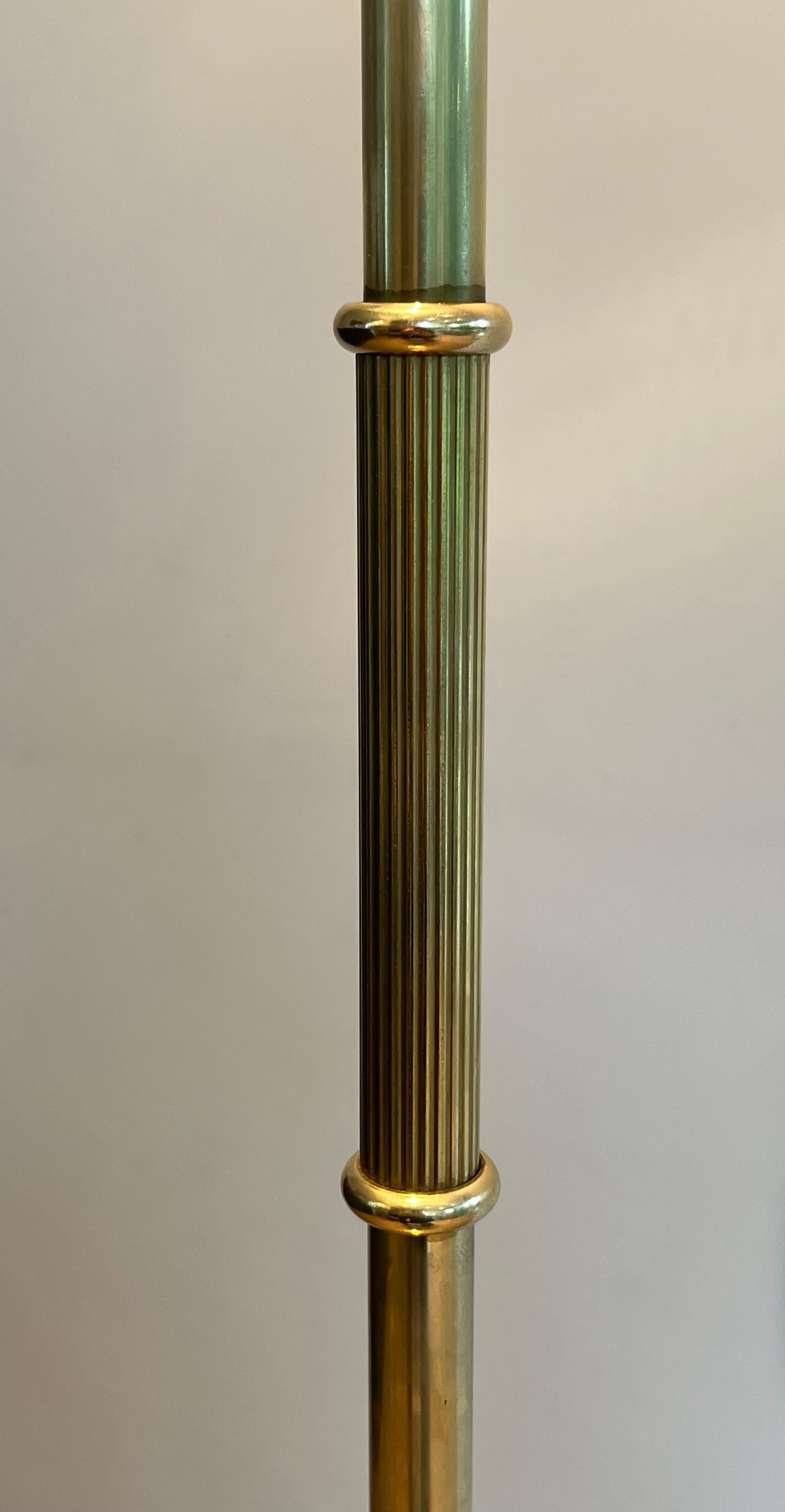 Neoklassizistische Stehlampe aus Bronze und Messing im neoklassischen Stil mit Krallenfüßen von Guy Lefevre  im Angebot 1