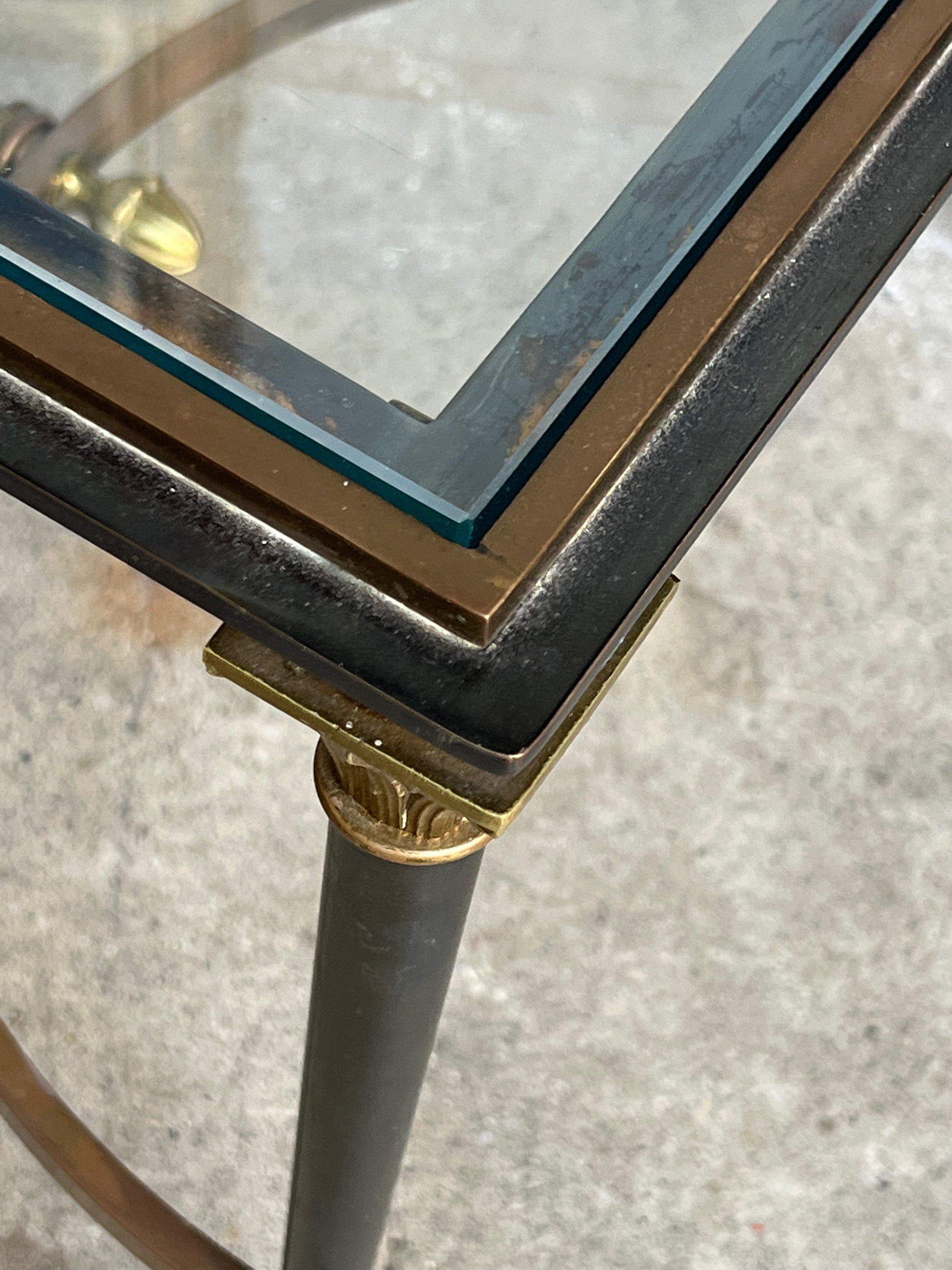 Table basse de style néoclassique en bronze et métal avec plateau en verre 4