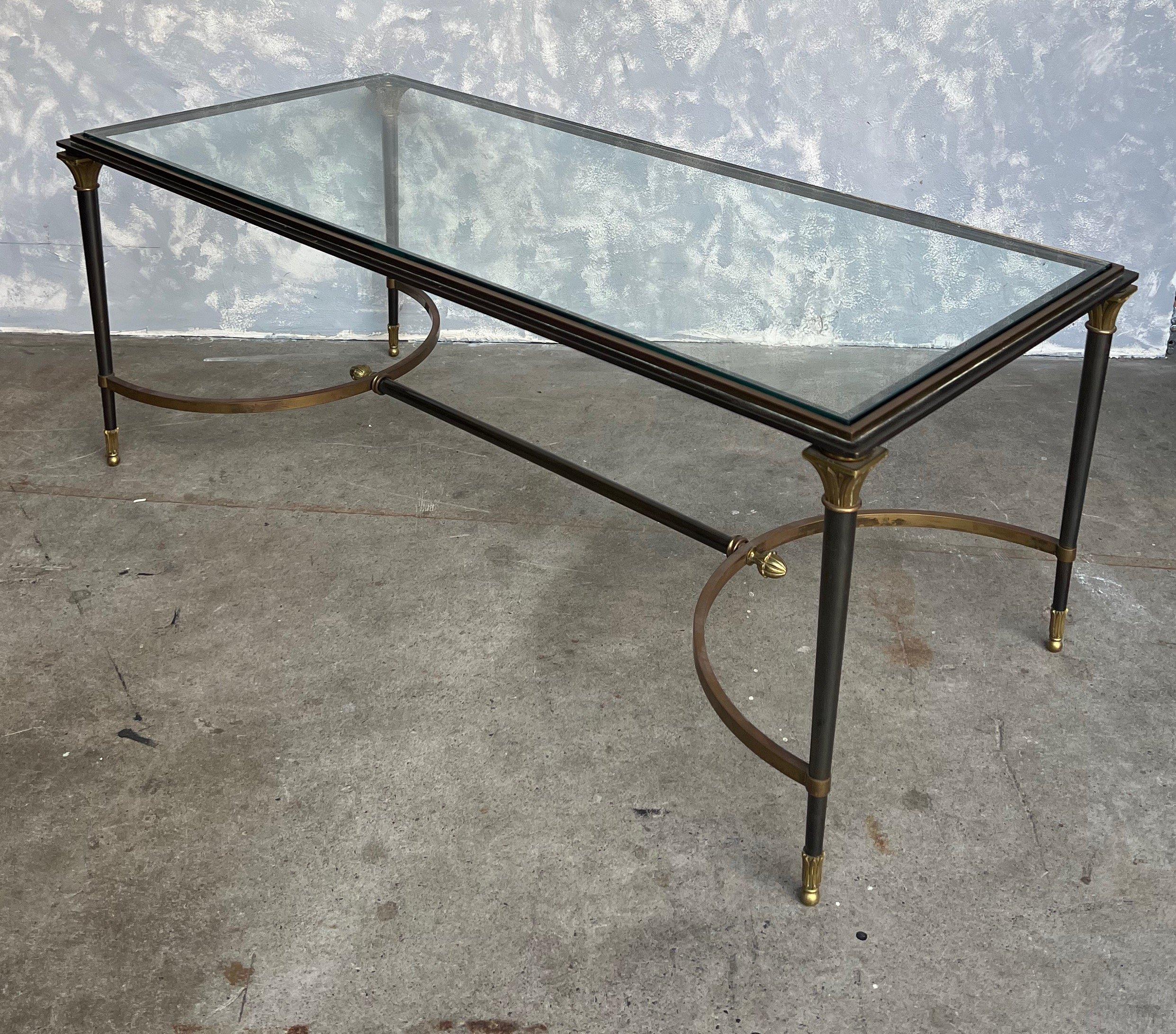 Table basse de style néoclassique en bronze et métal avec plateau en verre Bon état à Buchanan, NY