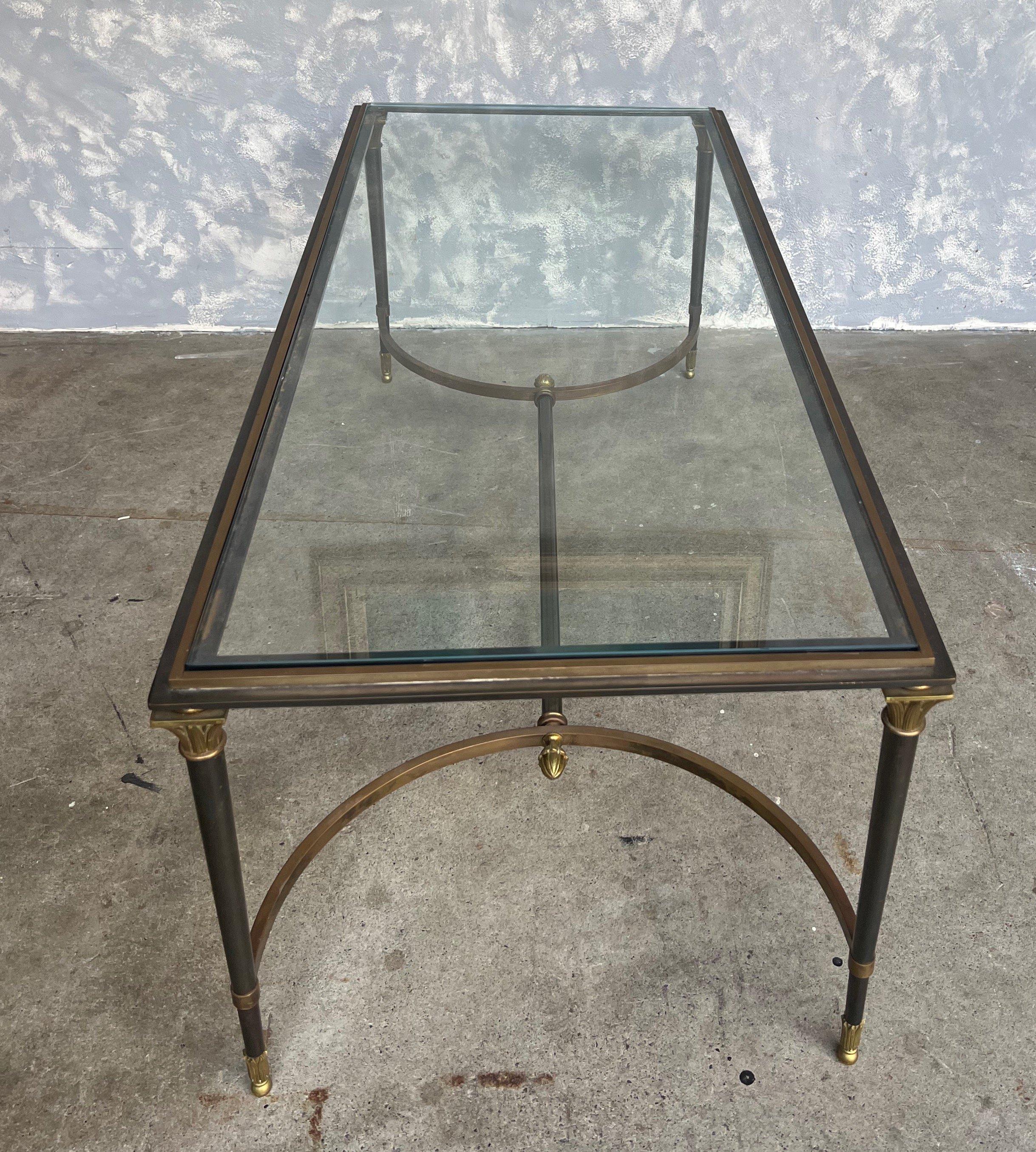 Milieu du XXe siècle Table basse de style néoclassique en bronze et métal avec plateau en verre