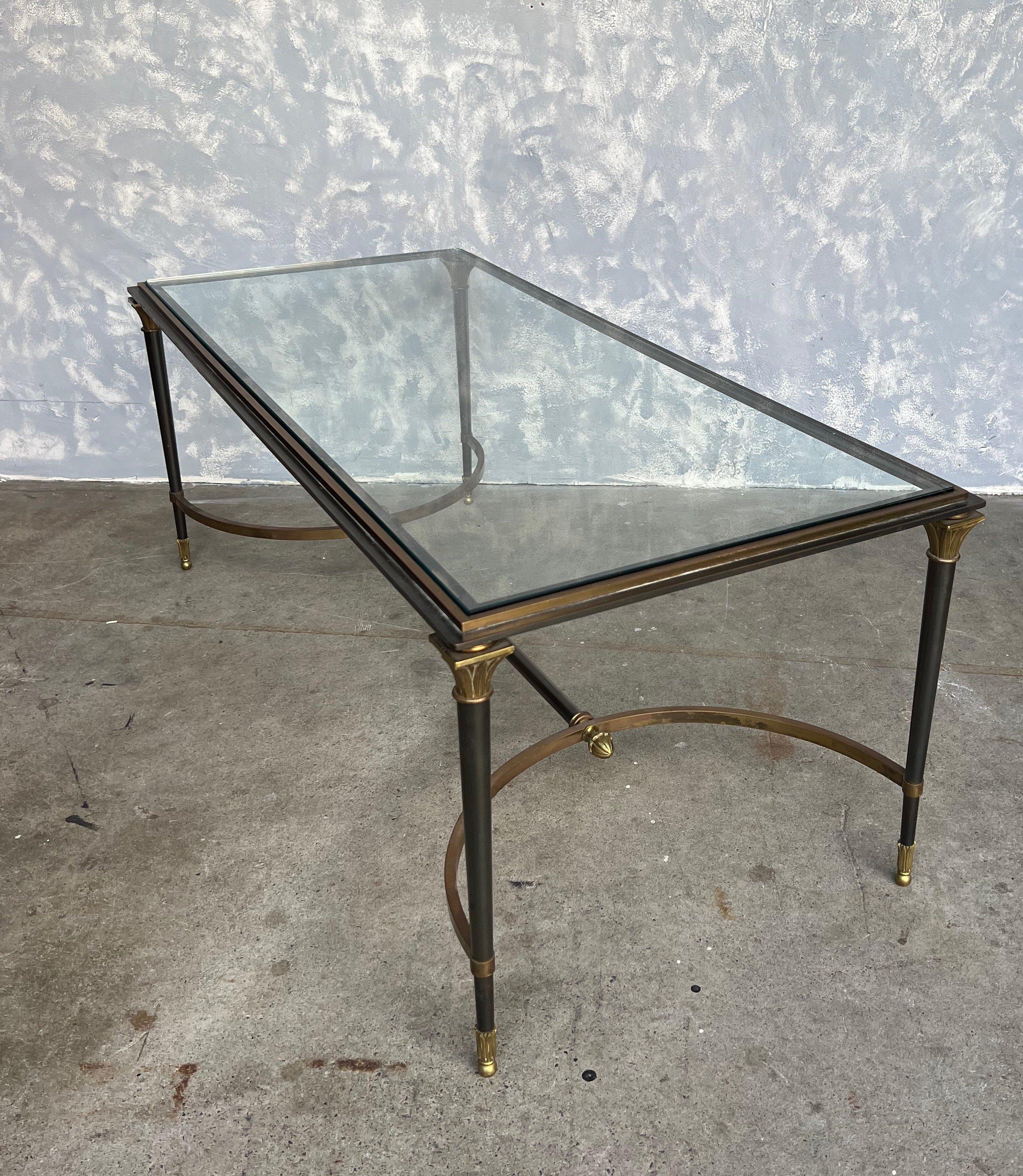 Bronze Table basse de style néoclassique en bronze et métal avec plateau en verre