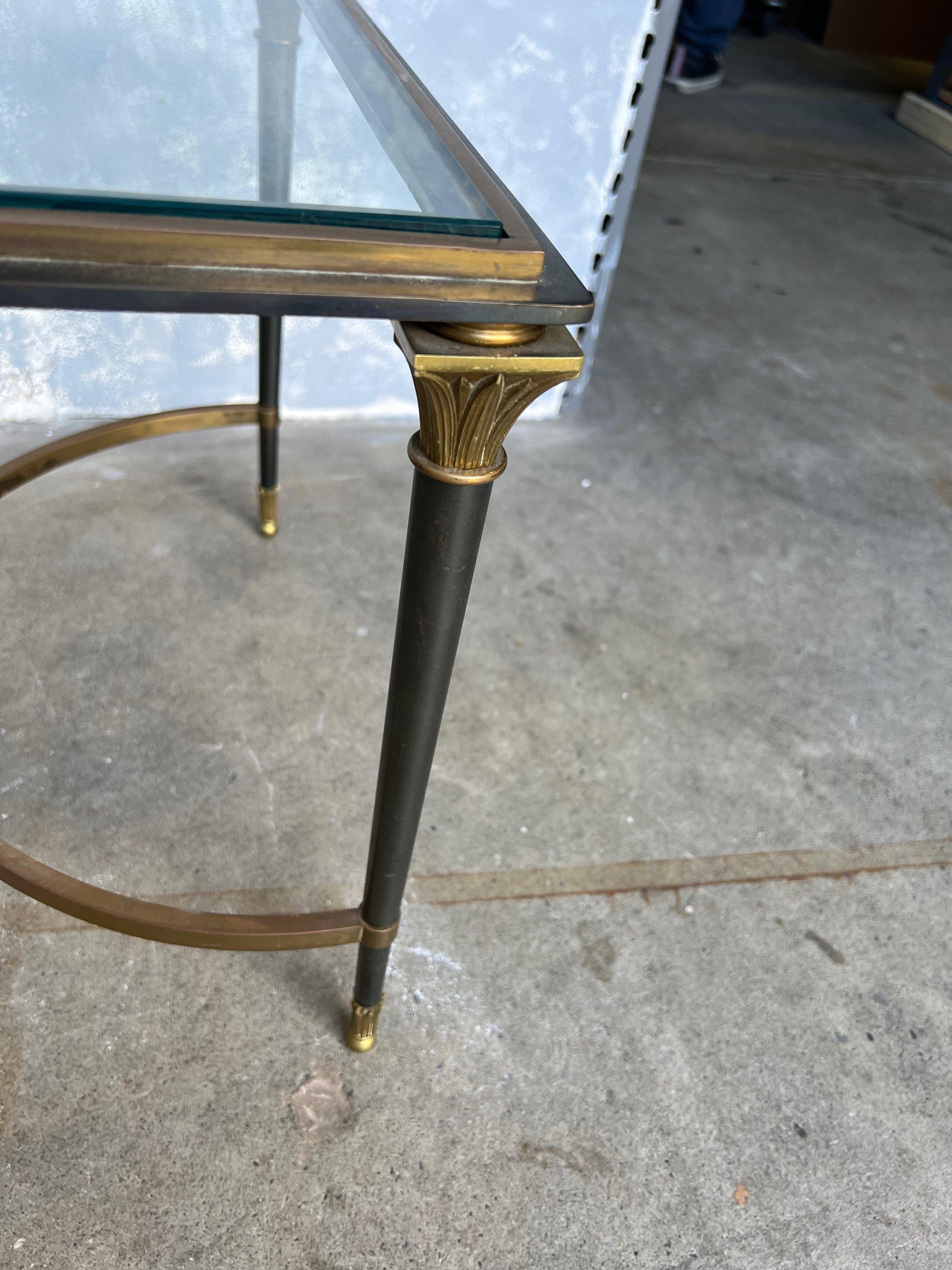 Table basse de style néoclassique en bronze et métal avec plateau en verre 1