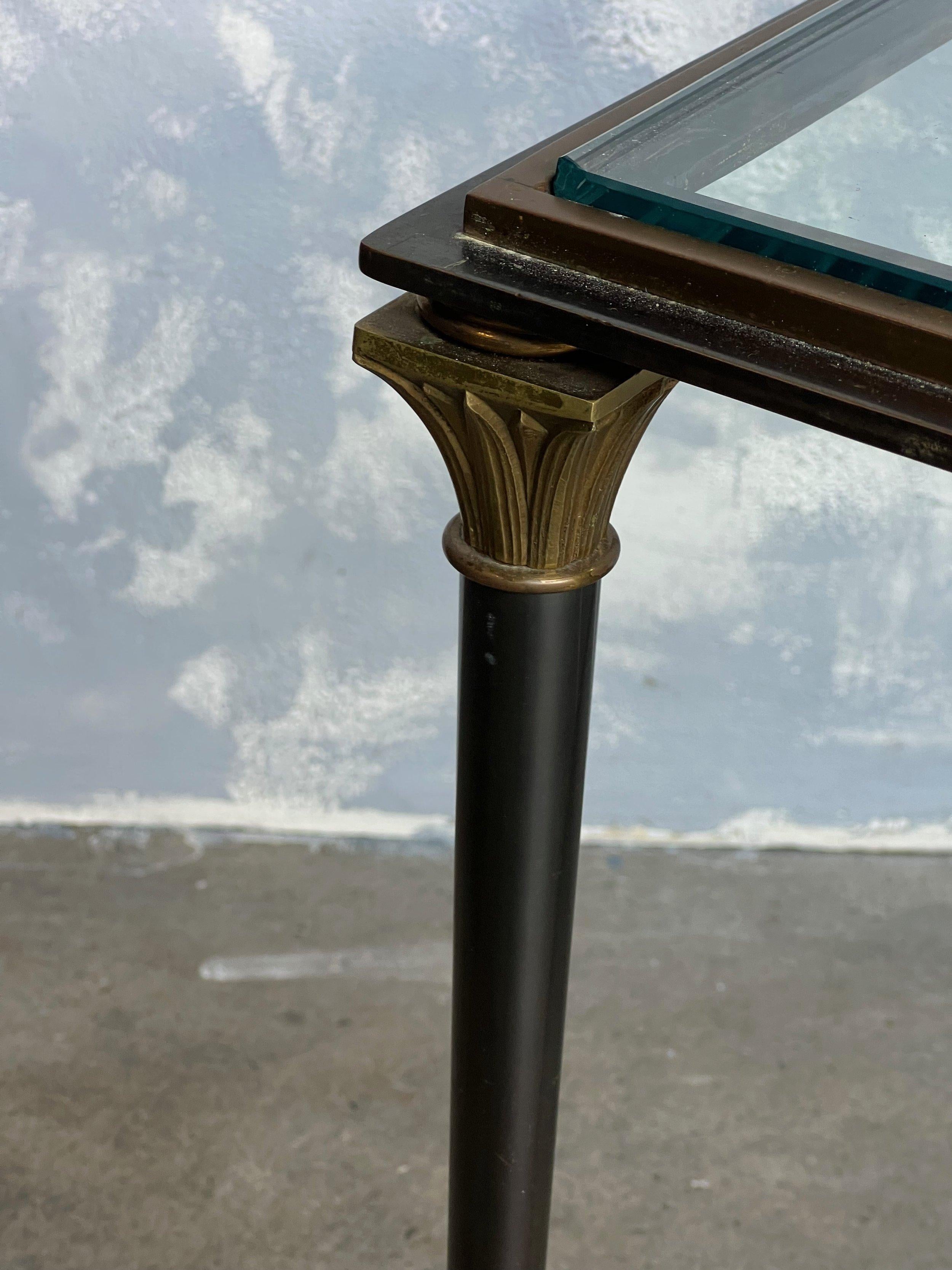 Table basse de style néoclassique en bronze et métal avec plateau en verre 2